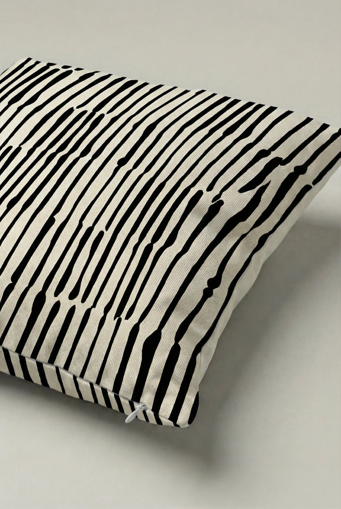 Soyut Çizgi Desenli Kırlent Kılıfı 013 – Modern 45x45 cm Dekoratif Yastık Kılıfı