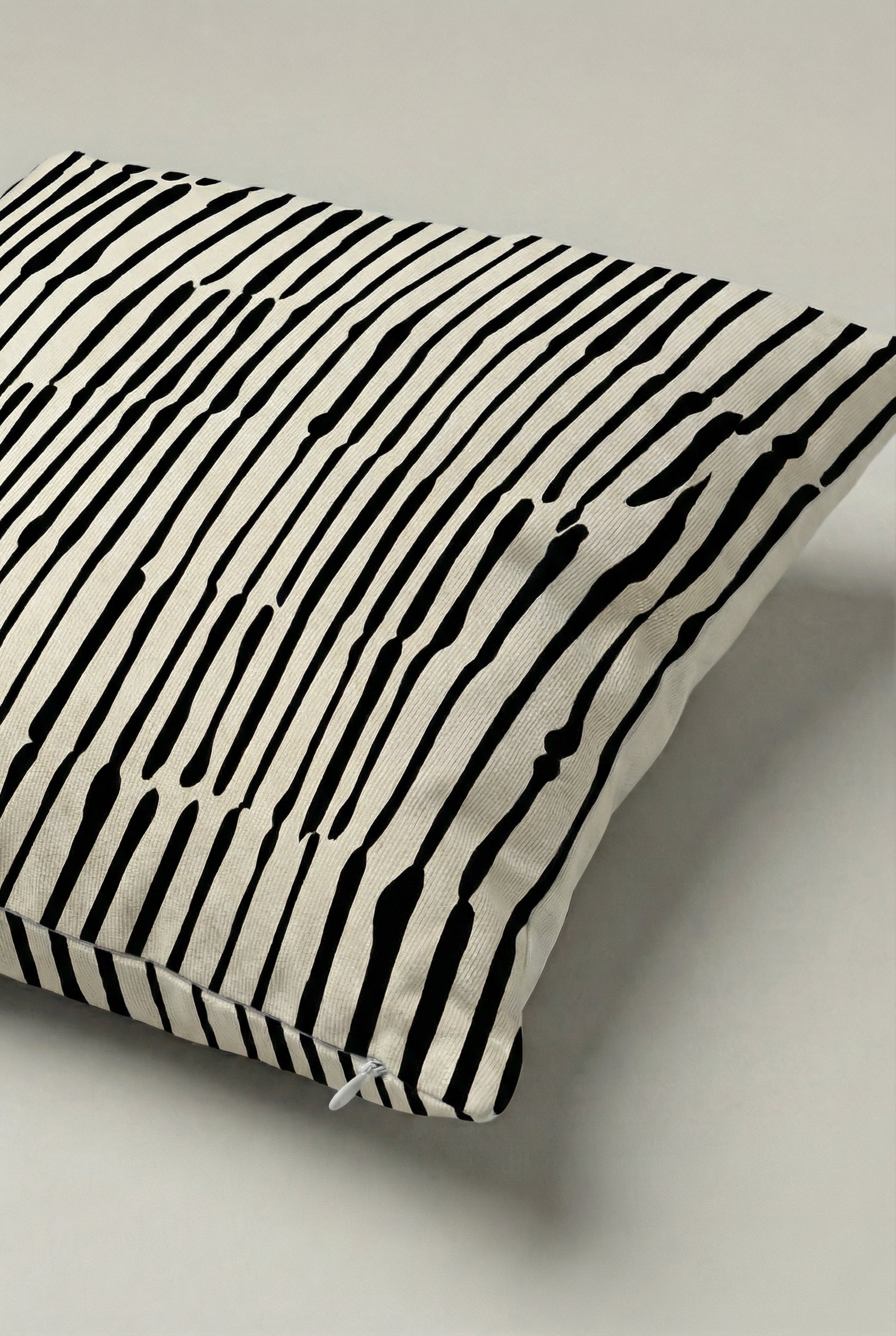 Soyut Çizgi Desenli Kırlent Kılıfı 013 – Modern 45x45 cm Dekoratif Yastık Kılıfı