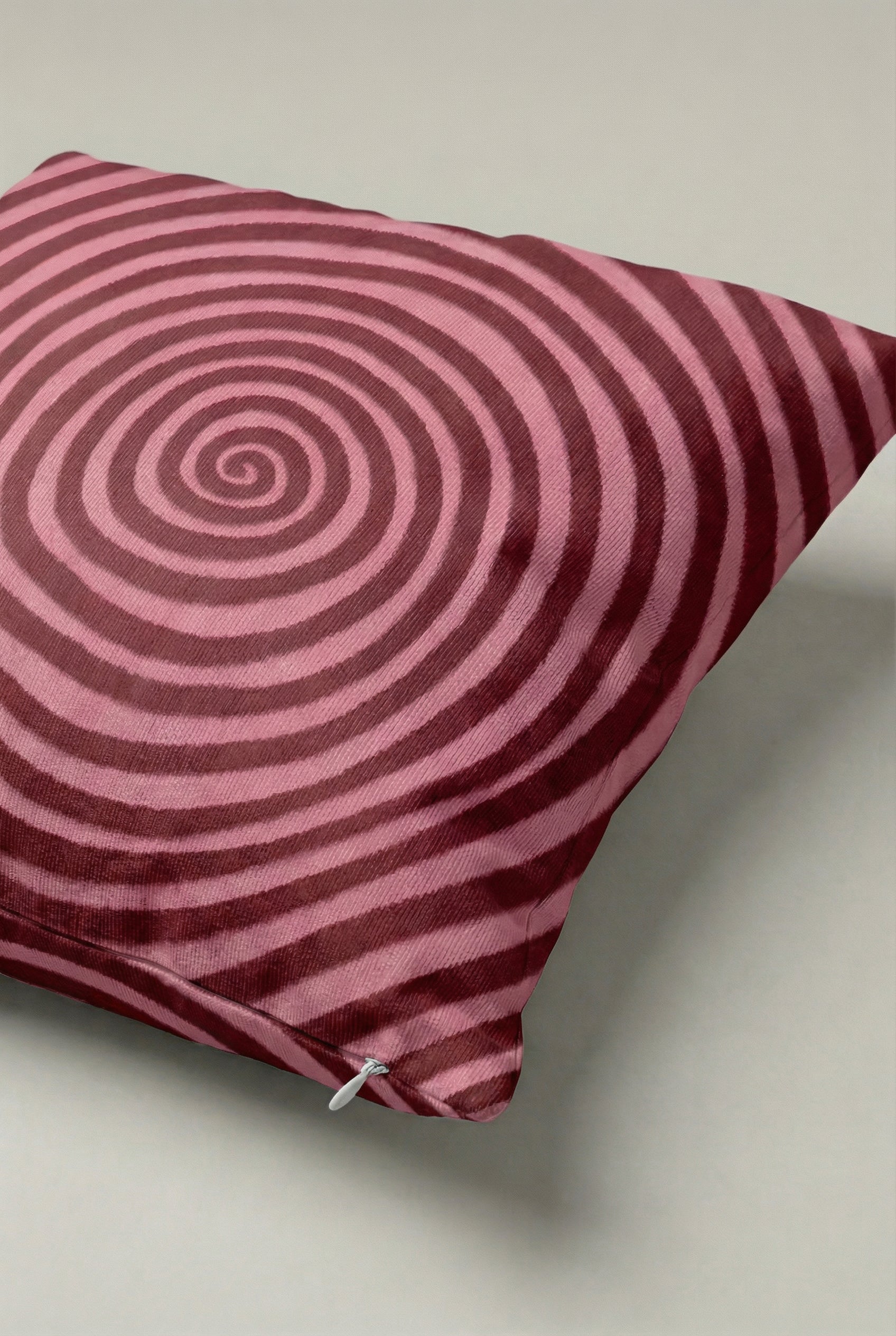 Spiral Desenli Kırlent Kılıfı 033 – Pembe Bordo Geometrik Modern Dekoratif Yastık Kılıfı 45x45 cm