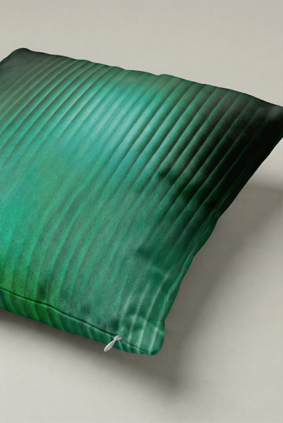 Yeşil Geçişli Çizgili Kırlent Kılıfı 034 – Modern Dekoratif Kadife Dokulu Yastık Kılıfı 45x45 cm