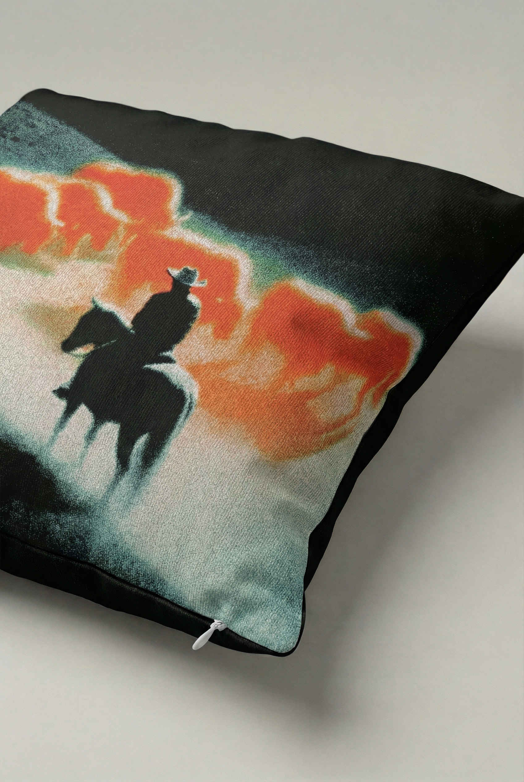 Sisli Sürünün İzinde Kovboy Dekoratif Kırlent Kılıfı 077 – Retro Western Modern Tasarım 45x45 cm