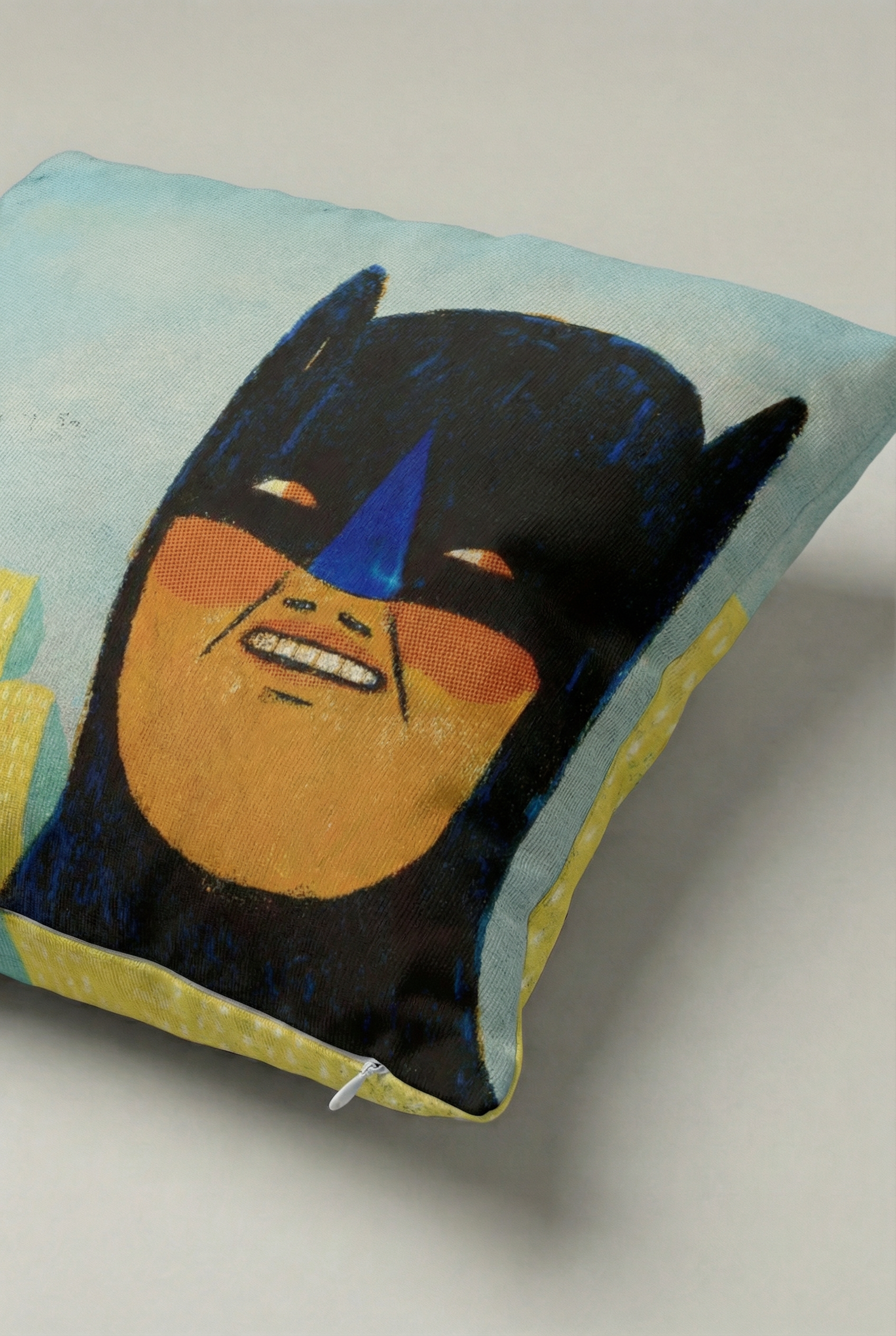 Pop Art Masked Hero Kırlent Kılıfı 084 – Modern 45x45 cm Dekoratif Yastık Kılıfı
