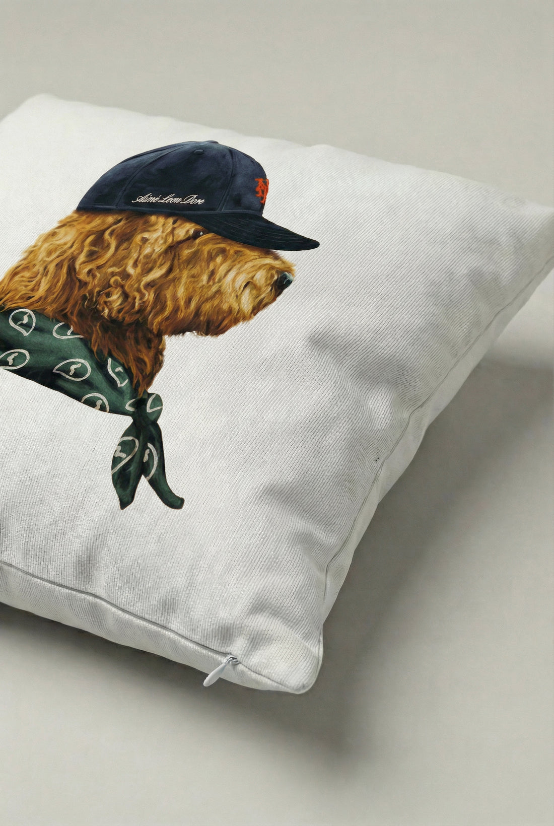 Şapkalı Köpek Figürlü Kırlent Kılıfı 087 – Modern ve Eğlenceli Dekoratif Yastık Kılıfı 45x45 cm