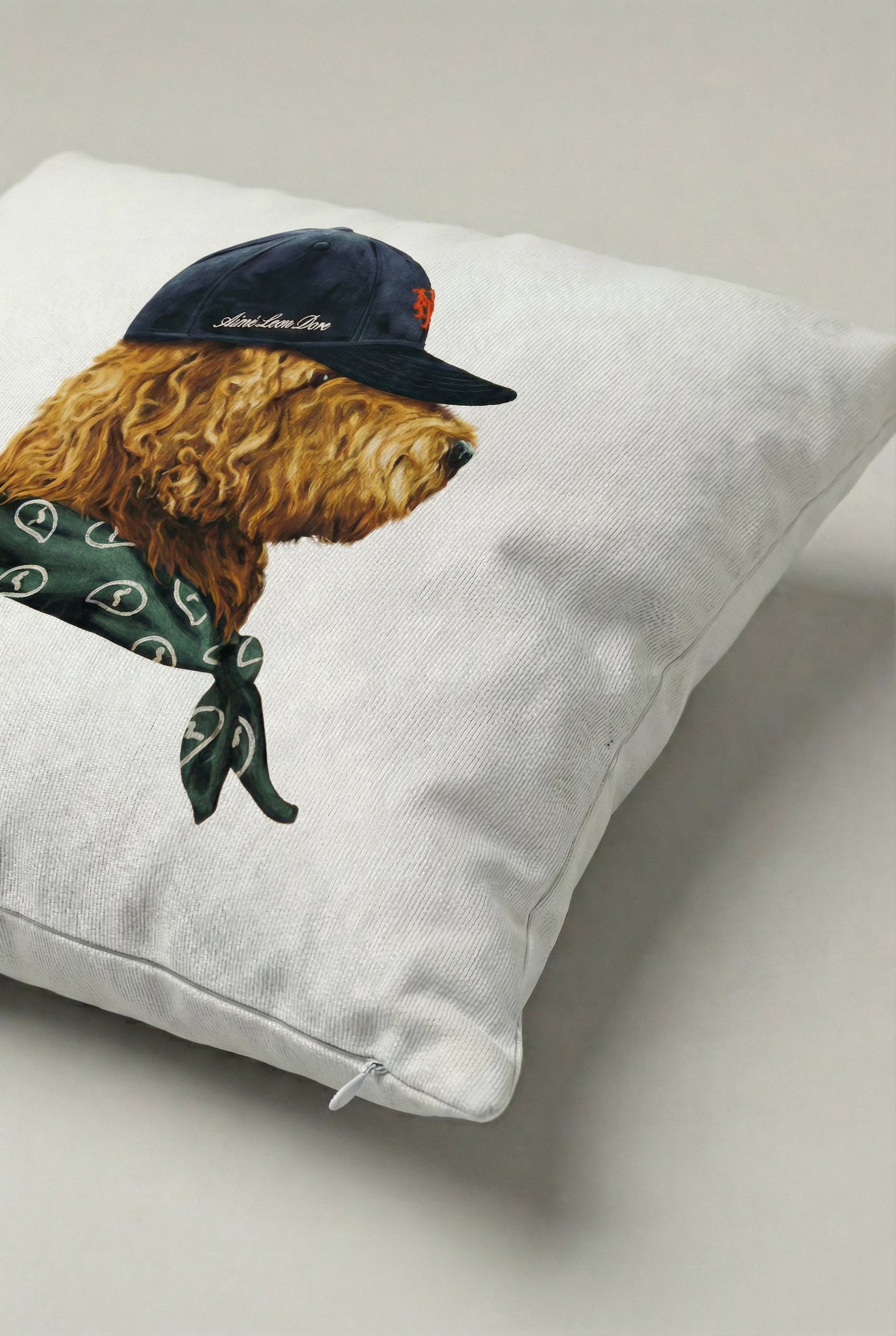Şapkalı Köpek Figürlü Kırlent Kılıfı 087 – Modern ve Eğlenceli Dekoratif Yastık Kılıfı 45x45 cm