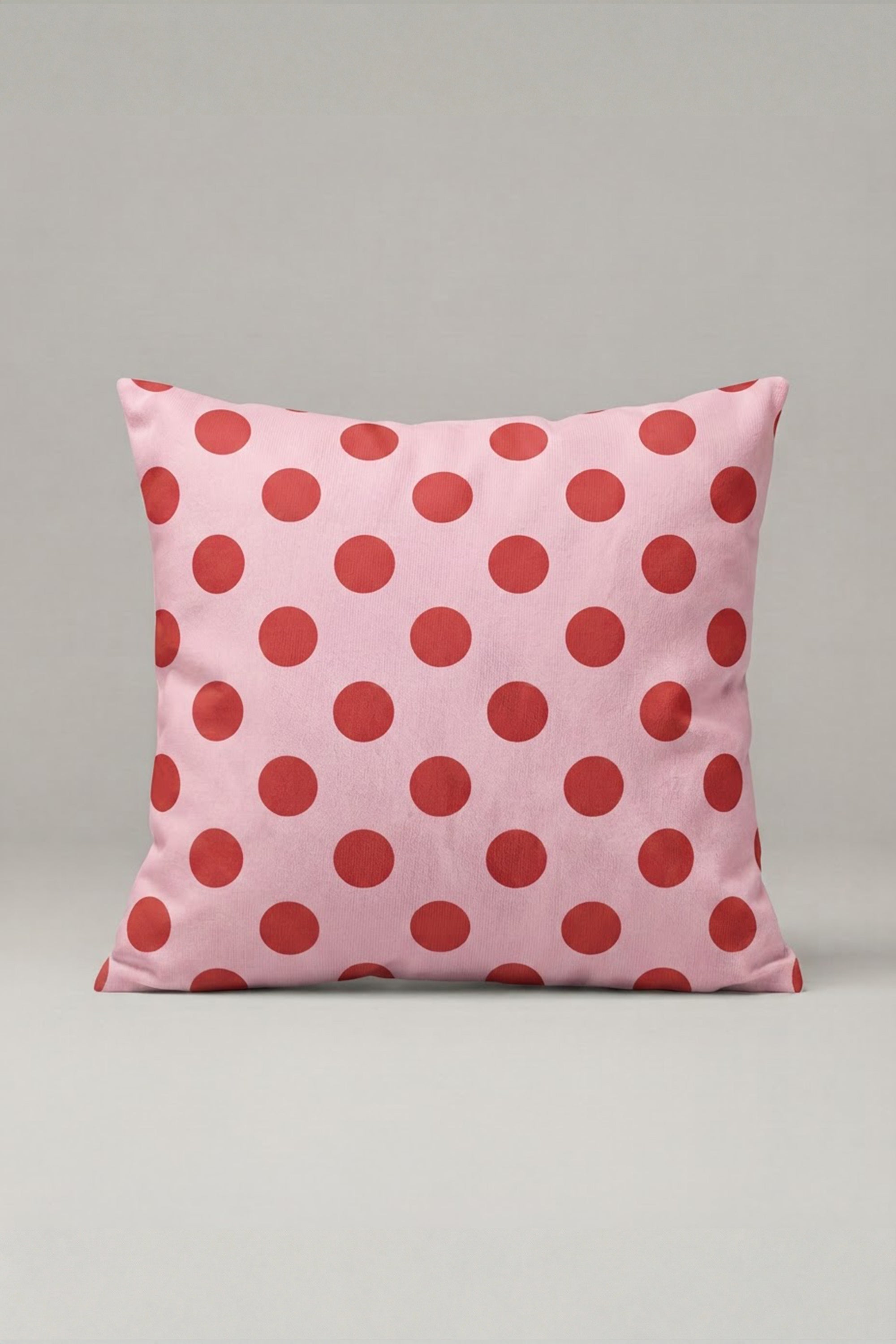 Pembe Kırmızı Puantiyeli Kırlent Kılıfı 102 – Retro Polka Pop Tasarım 45x45 cm