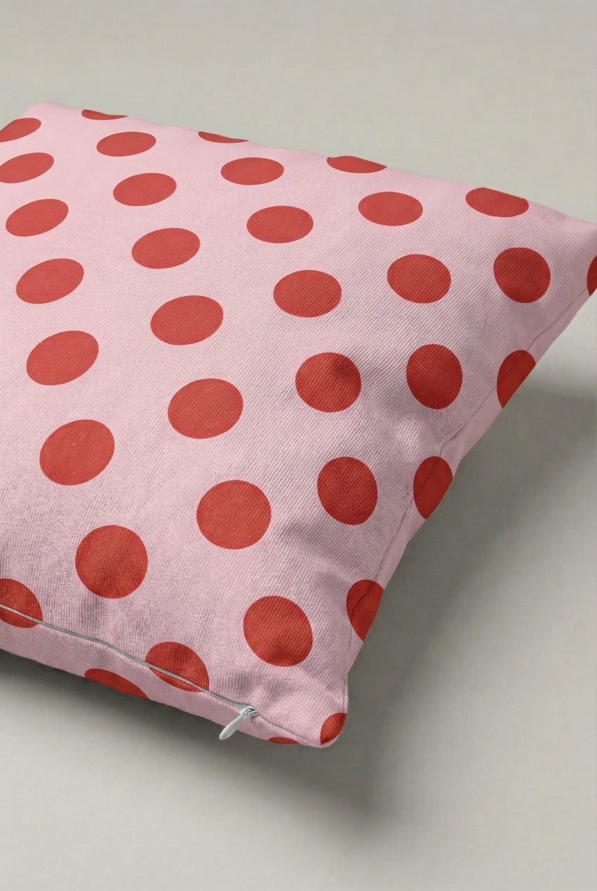 Pembe Kırmızı Puantiyeli Kırlent Kılıfı 102 – Retro Polka Pop Tasarım 45x45 cm