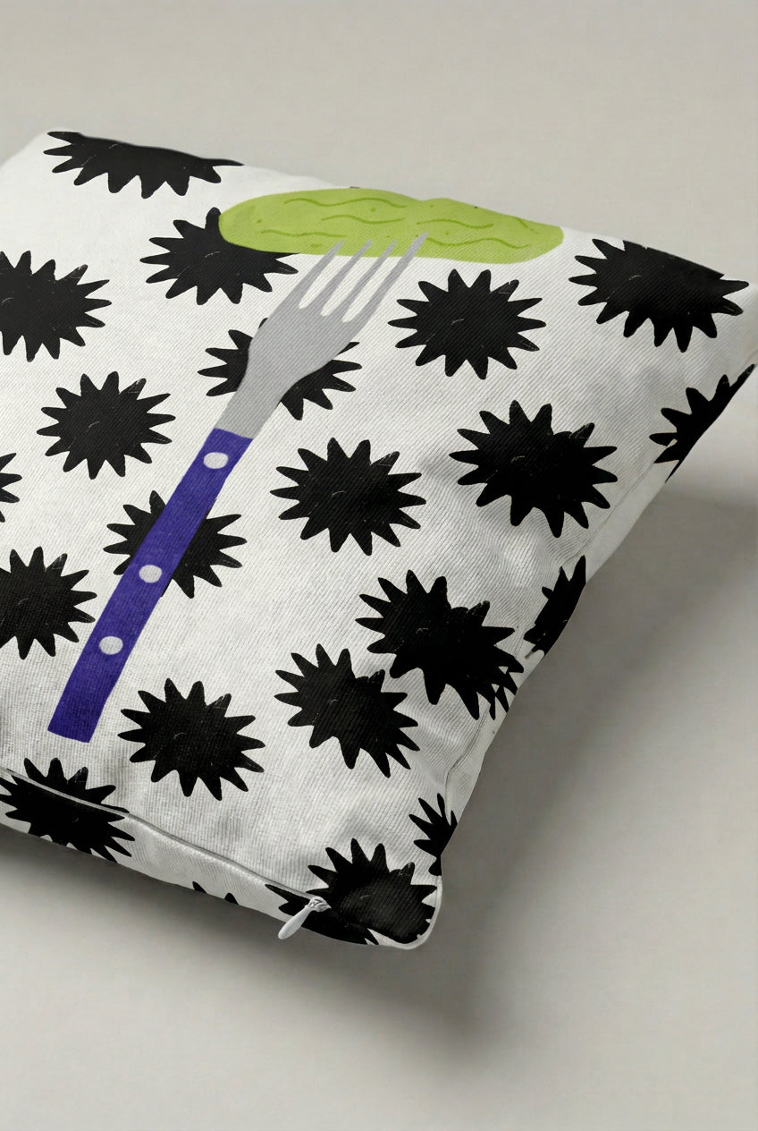 Siyah Beyaz Çatal ve Salatalık Desenli Kırlent Kılıfı 103 – Quirky Pickle Fork Tasarım 45x45 cm