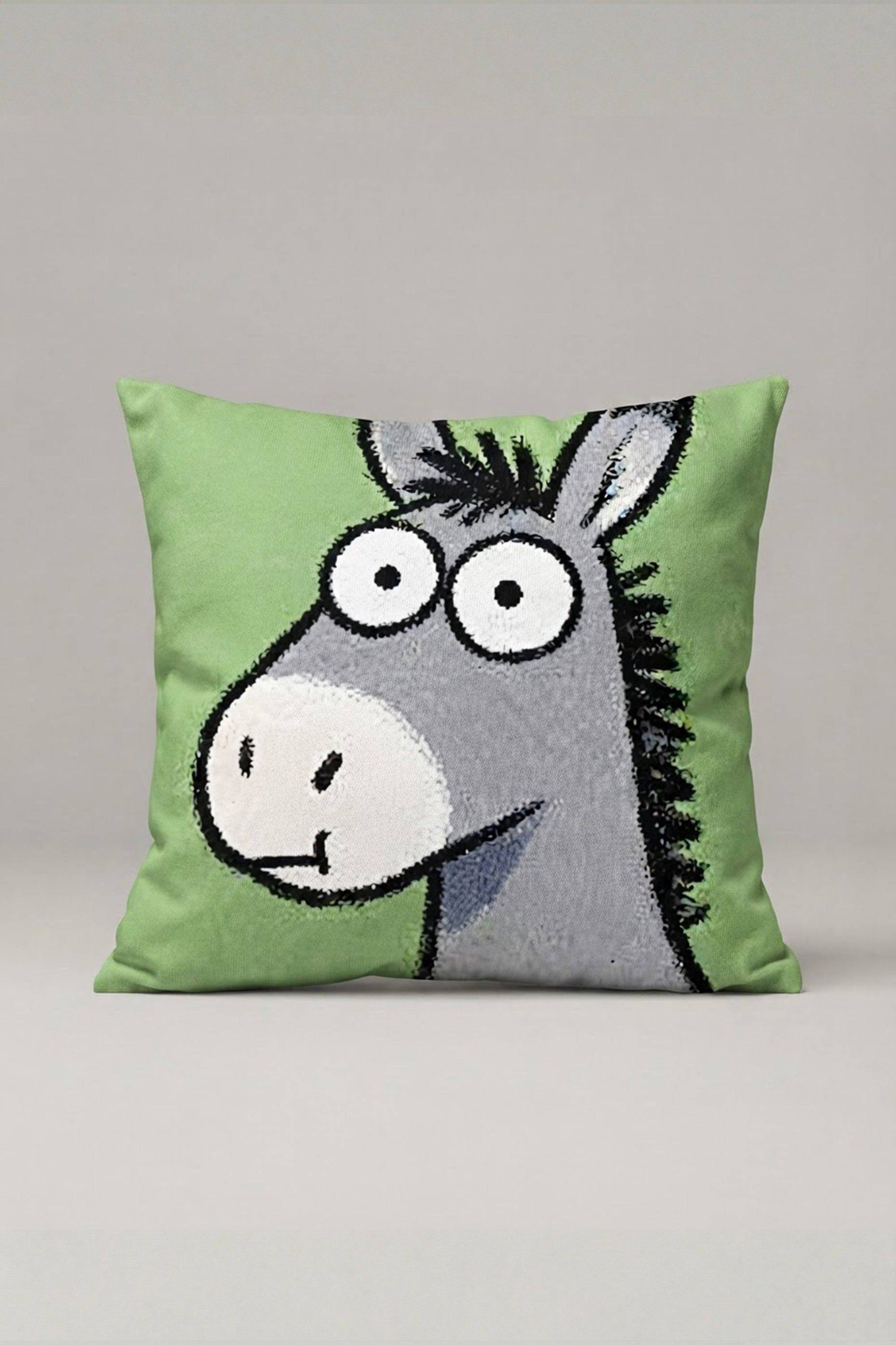 Yeşil Zemin Karikatür At Desenli Kırlent Kılıfı 104 – Crazy Green Horse Tasarım 45x45 cm ürün görseli 1