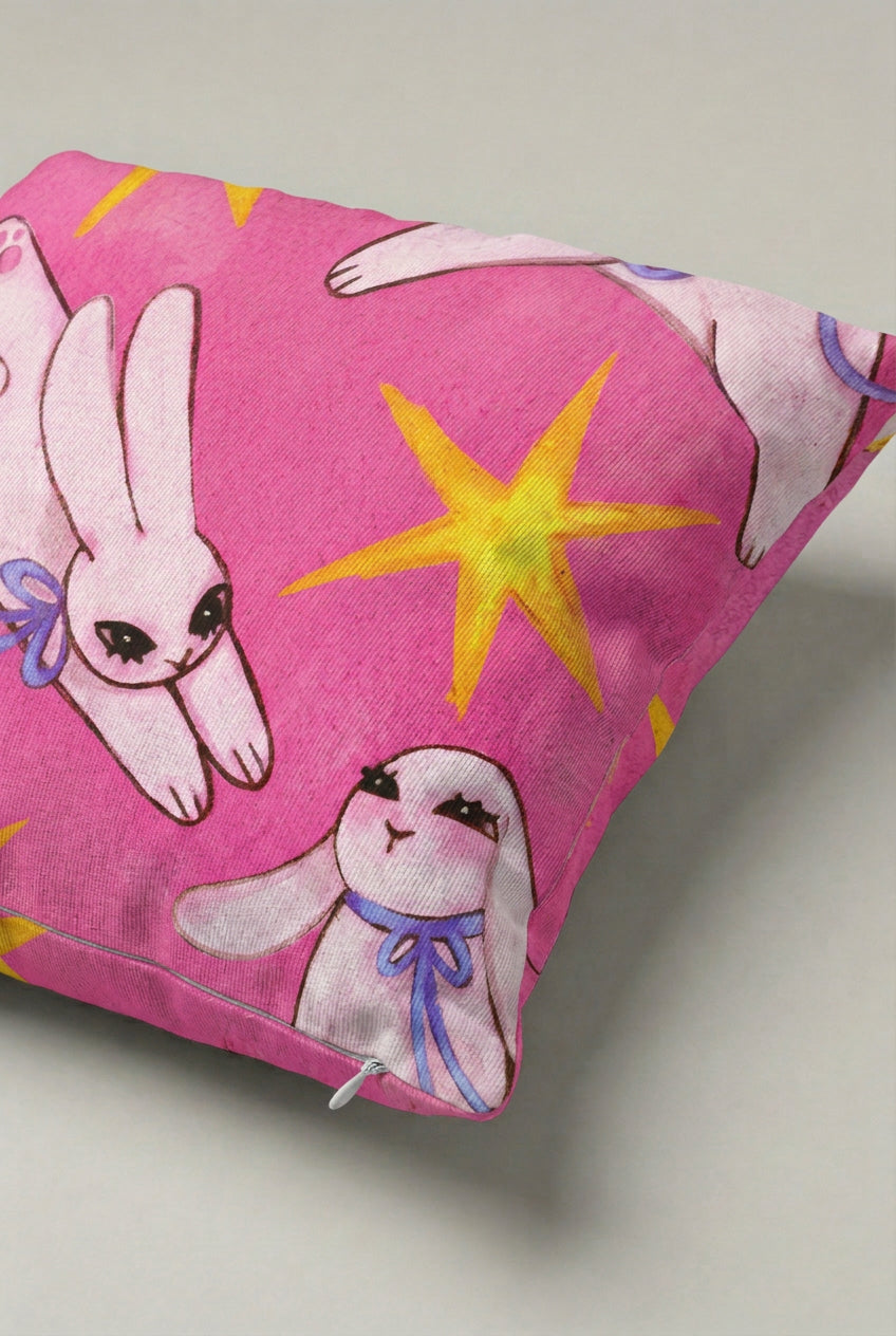 Pembe Tavşan ve Yıldız Desenli Kırlent Kılıfı 111 – Cosmic Bunny Tasarım 45x45 cm ürün görseli 2
