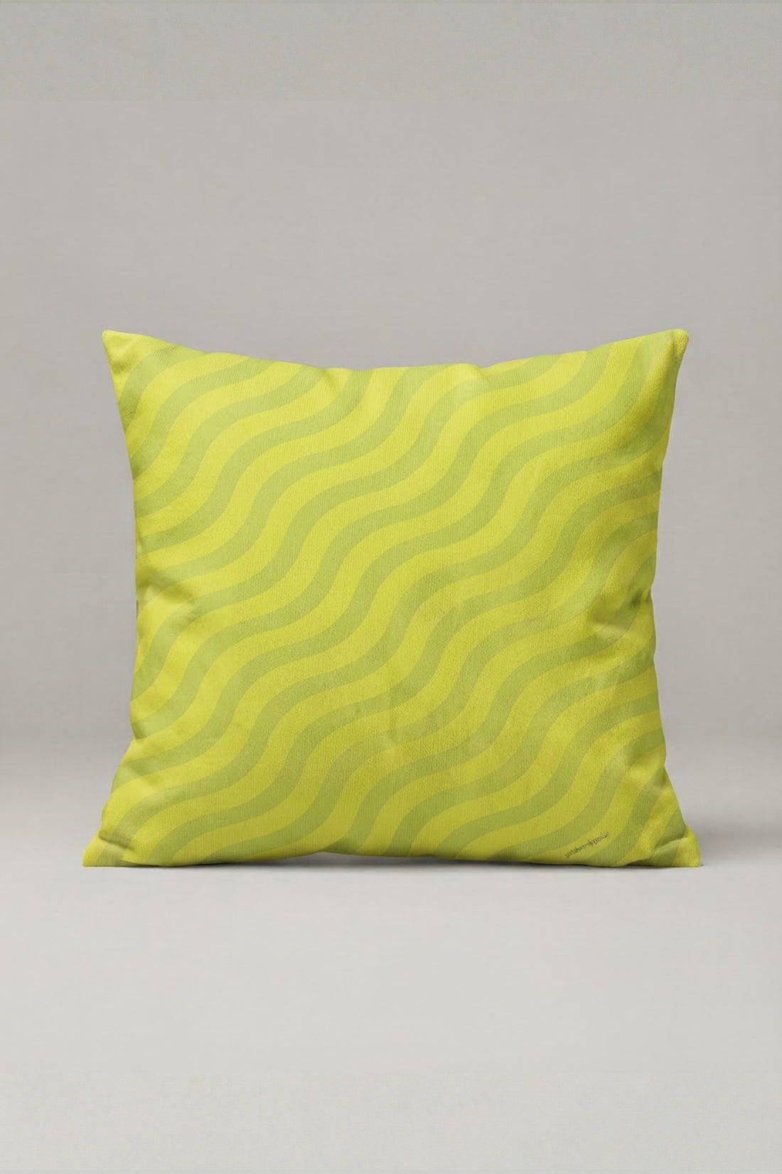 Sarı Yeşil Dalgalı Çizgili Kırlent Kılıfı 115 – Lime Wave Tasarım 45x45 cm ürün görseli 1