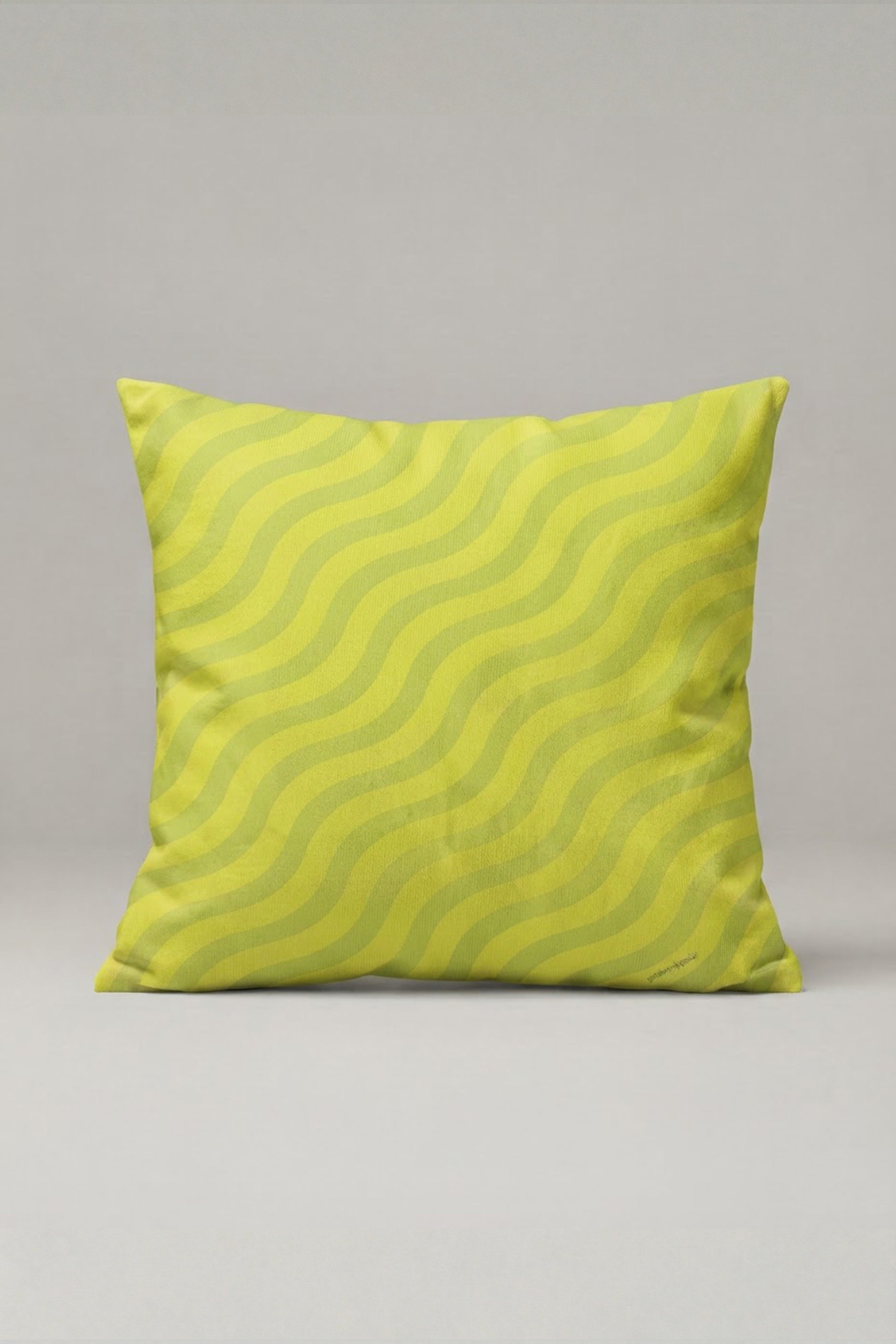 Sarı Yeşil Dalgalı Çizgili Kırlent Kılıfı 115 – Lime Wave Tasarım 45x45 cm ürün görseli 1