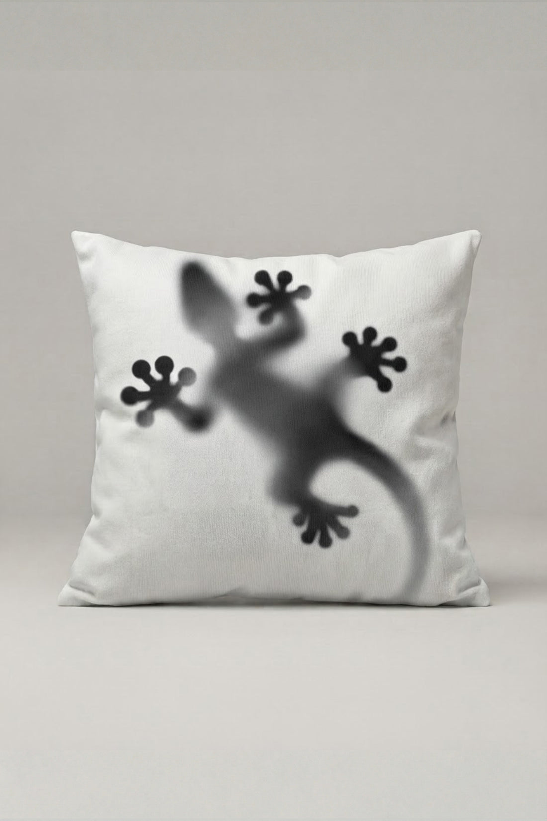 Siyah Beyaz Gölge Kertenkele Desenli Kırlent Kılıfı 116 – Shadow Gecko Tasarım 45x45 cm ürün görseli 1