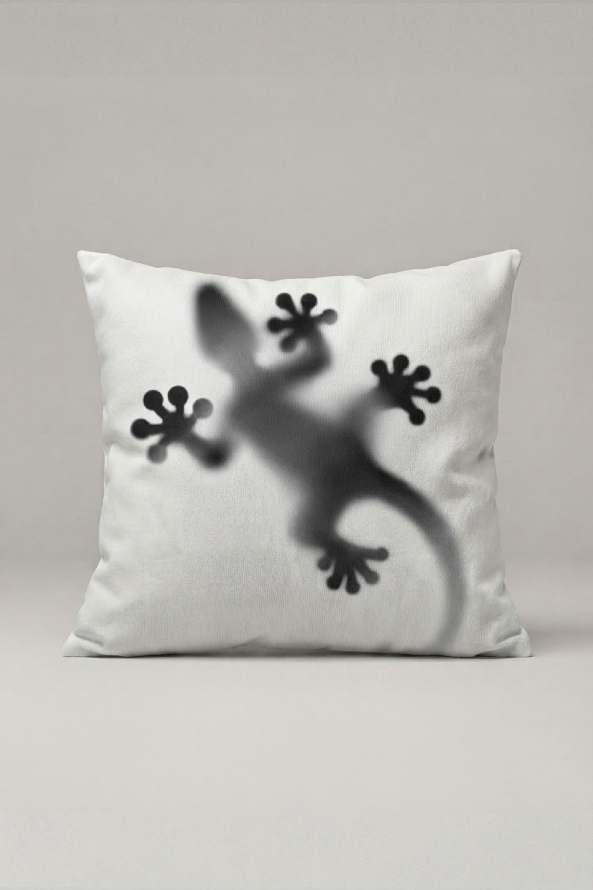 Siyah Beyaz Gölge Kertenkele Desenli Kırlent Kılıfı 116 – Shadow Gecko Tasarım 45x45 cm ürün görseli 1