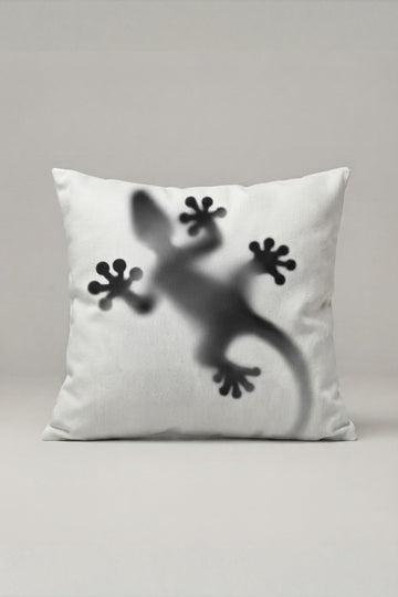 Siyah Beyaz Gölge Kertenkele Desenli Kırlent Kılıfı 116 – Shadow Gecko Tasarım 45x45 cm ürün görseli 1