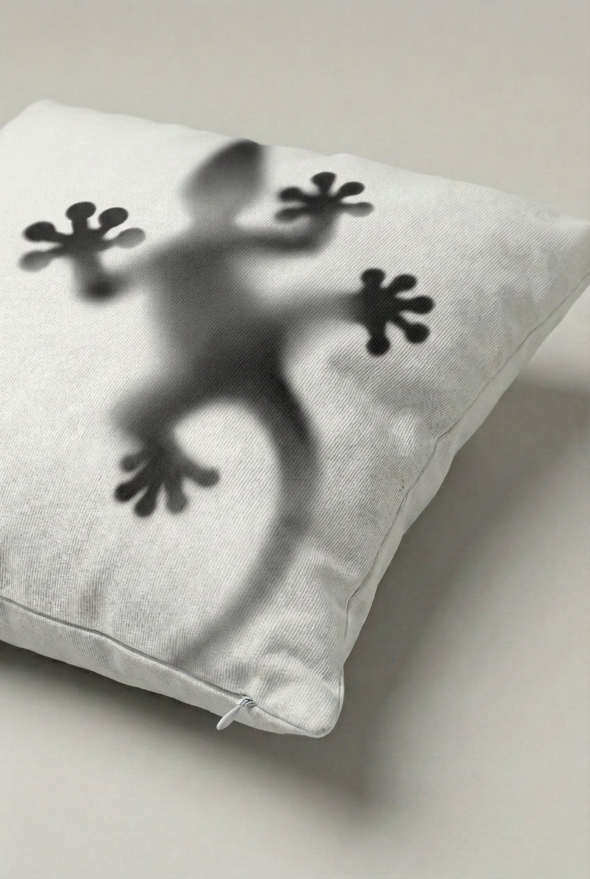 Siyah Beyaz Gölge Kertenkele Desenli Kırlent Kılıfı 116 – Shadow Gecko Tasarım 45x45 cm ürün görseli 2