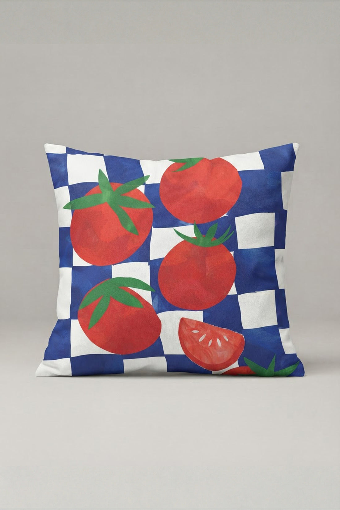 Damalı Zeminde Kırmızı Domates Desenli Kırlent Kılıfı 124 – Tomato Checker Tasarım 45x45 cm ürün görseli 1
