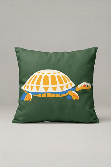 Yeşil Zemin Sarı Kaplumbağa Desenli Kırlent Kılıfı 132 – Golden Turtle Tasarım 45x45 cm ürün görseli 1