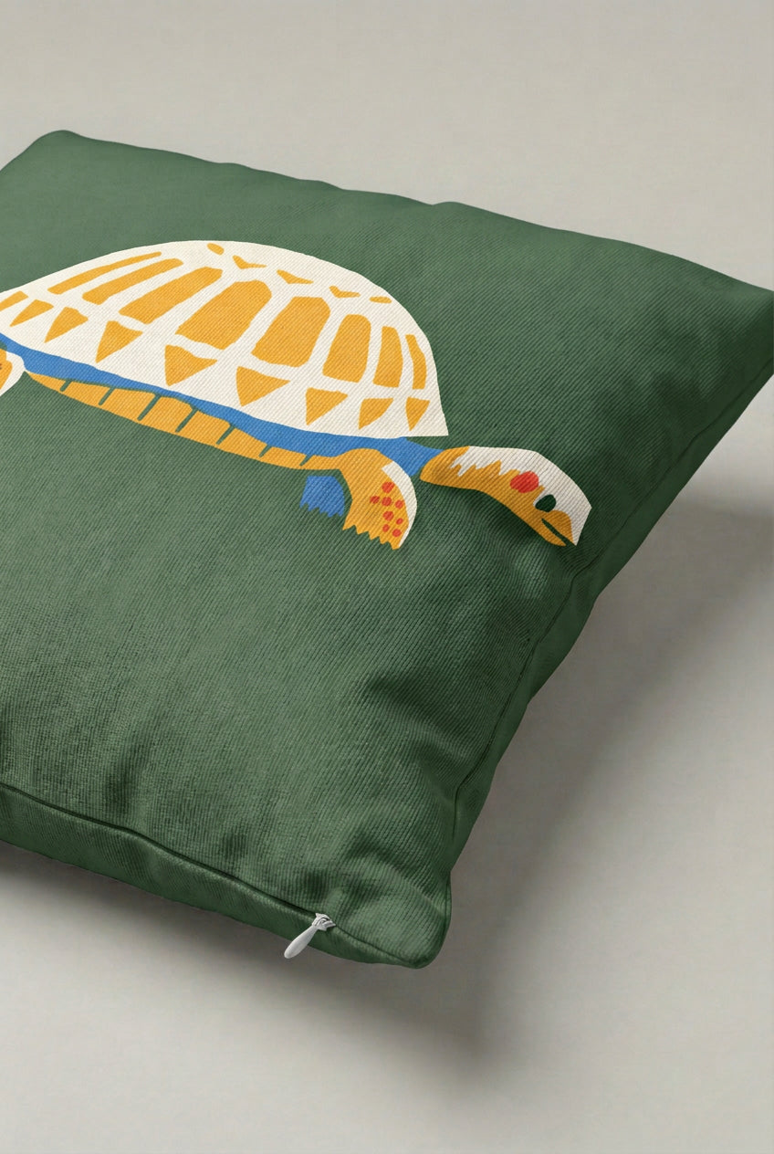 Yeşil Zemin Sarı Kaplumbağa Desenli Kırlent Kılıfı 132 – Golden Turtle Tasarım 45x45 cm ürün görseli 2