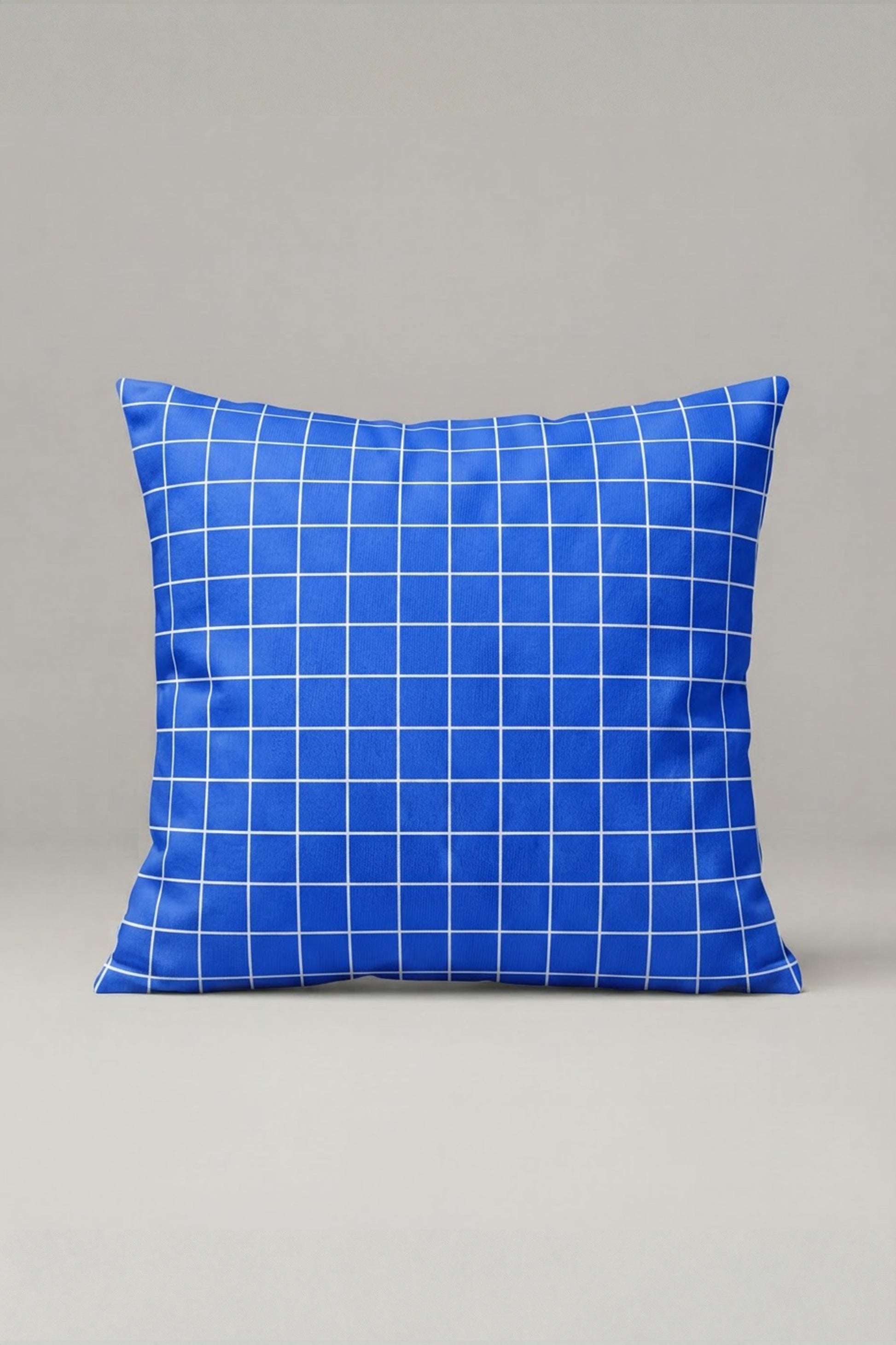Saks Mavi Beyaz Kareli Kırlent Kılıfı 134 – Cobalt Grid Tasarım 45x45 cm ürün görseli 1