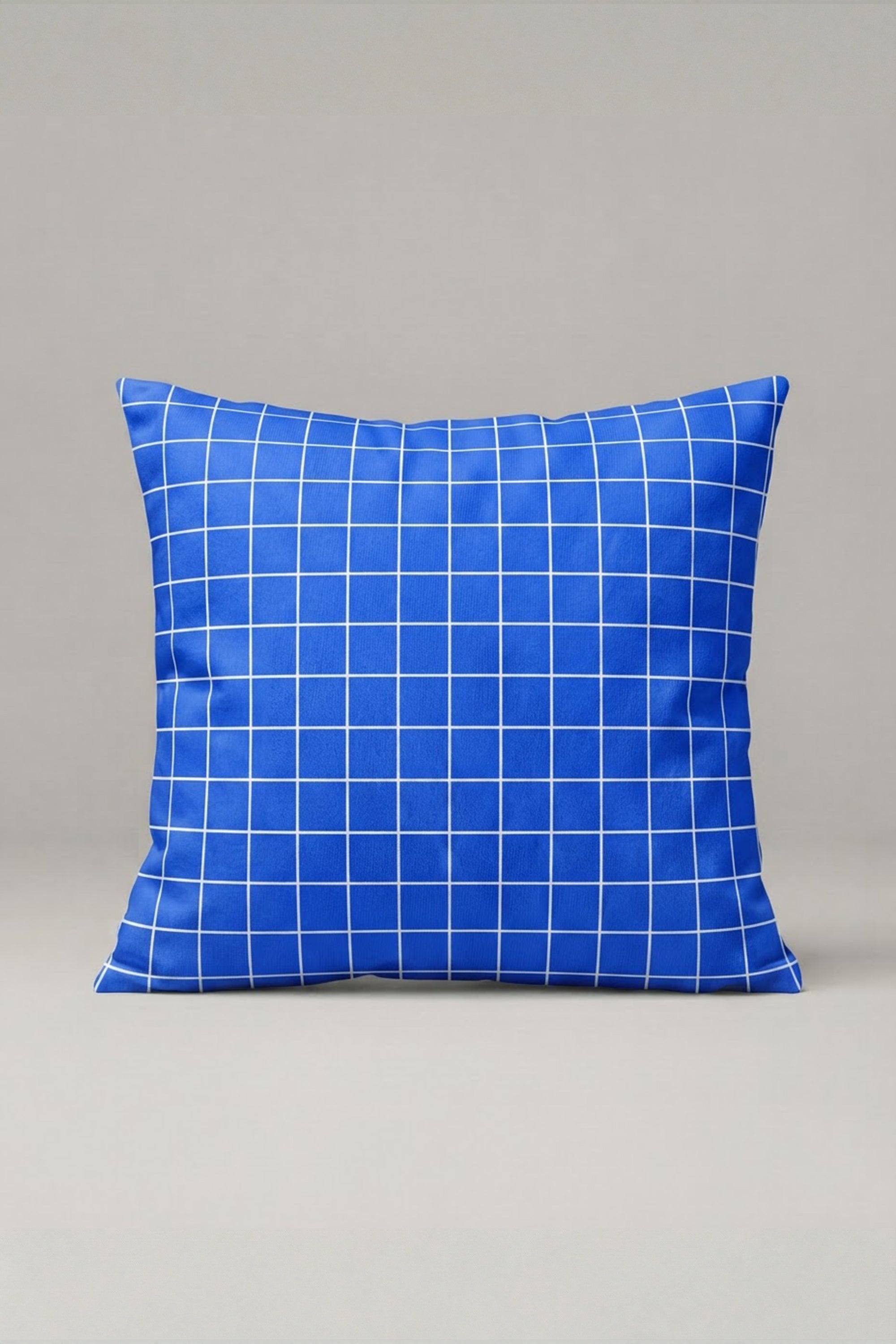 Saks Mavi Beyaz Kareli Kırlent Kılıfı 134 – Cobalt Grid Tasarım 45x45 cm ürün görseli 1
