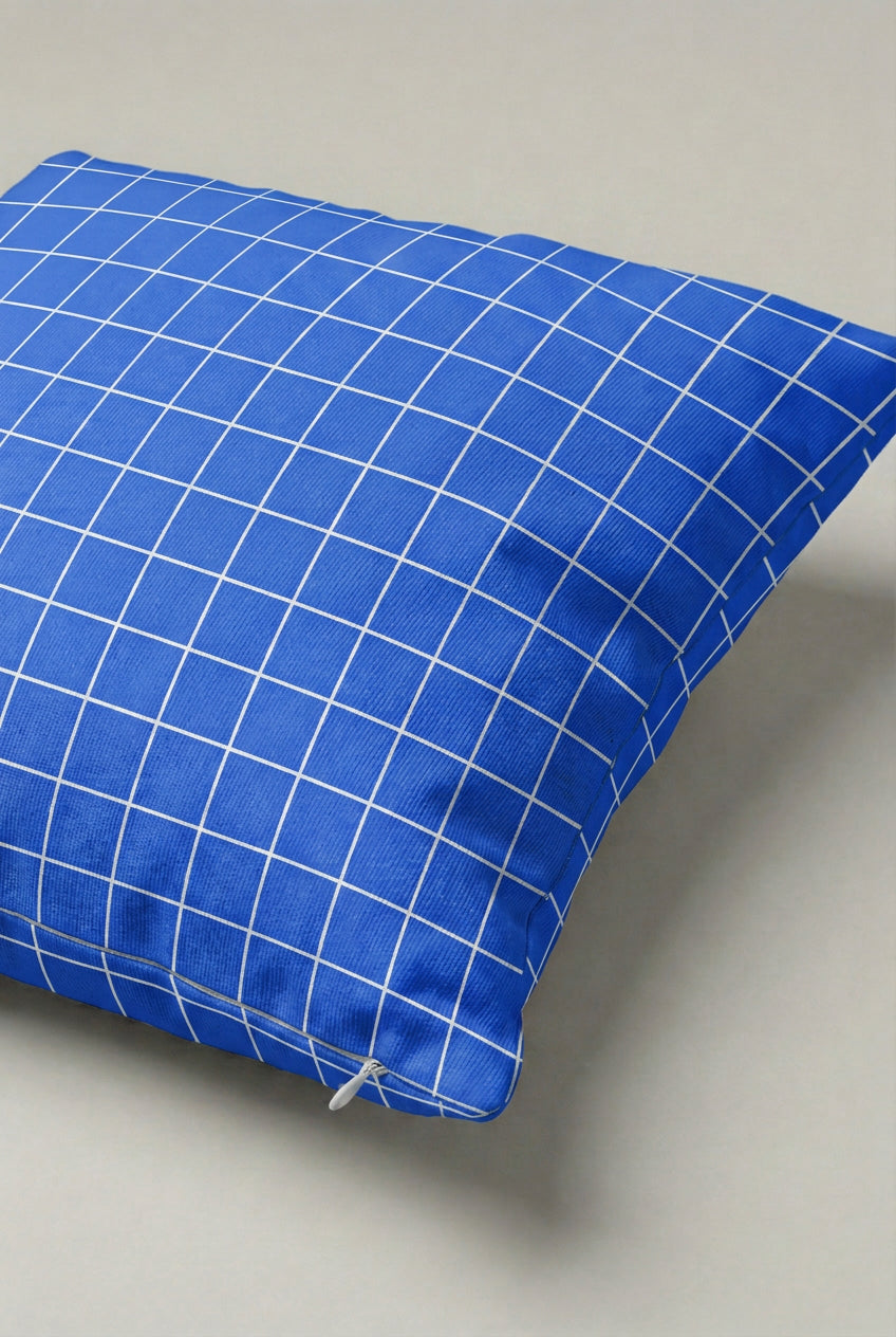 Saks Mavi Beyaz Kareli Kırlent Kılıfı 134 – Cobalt Grid Tasarım 45x45 cm ürün görseli 2