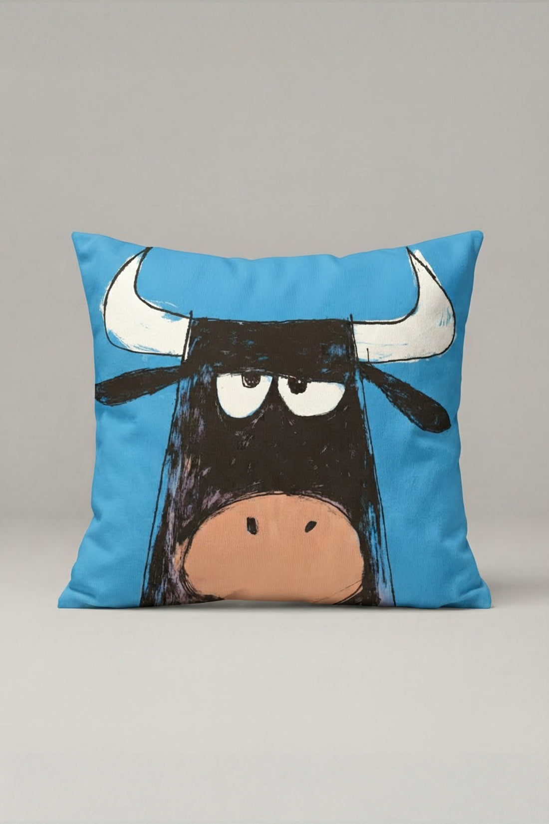 Mavi Zemin Karikatür Boğa Desenli Kırlent Kılıfı 138 – Blue Funny Bull Tasarım 45x45 cm ürün görseli 1