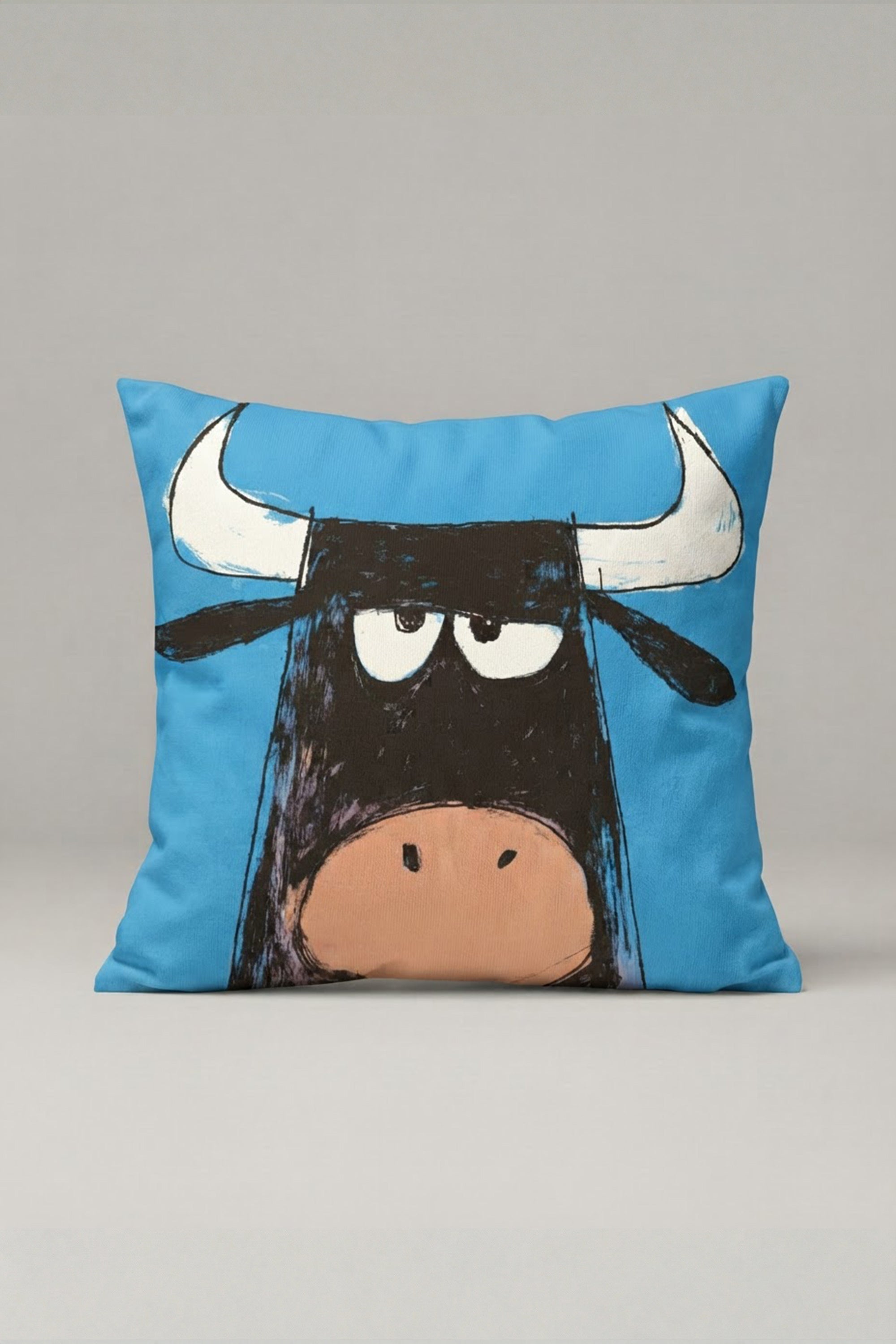Mavi Zemin Karikatür Boğa Desenli Kırlent Kılıfı 138 – Blue Funny Bull Tasarım 45x45 cm ürün görseli 1