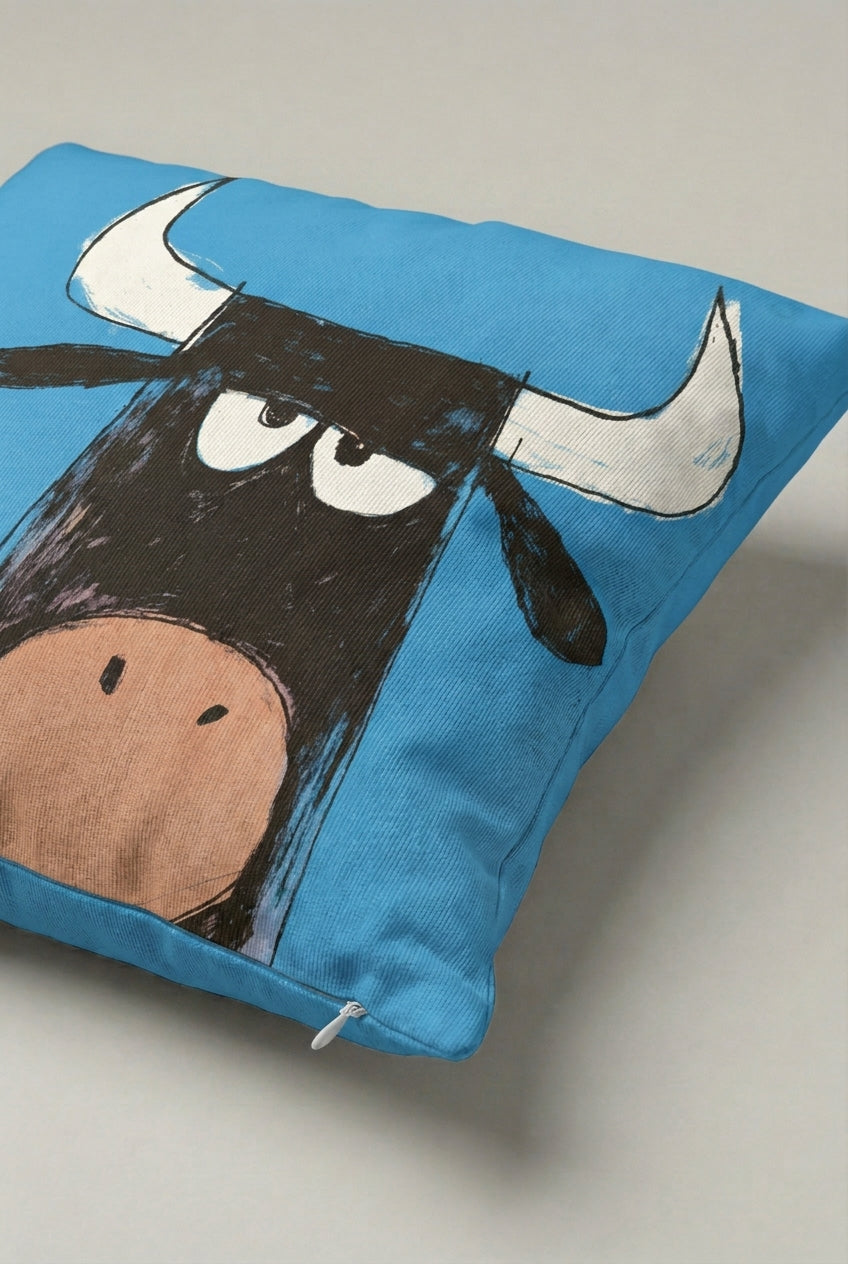 Mavi Zemin Karikatür Boğa Desenli Kırlent Kılıfı 138 – Blue Funny Bull Tasarım 45x45 cm ürün görseli 2