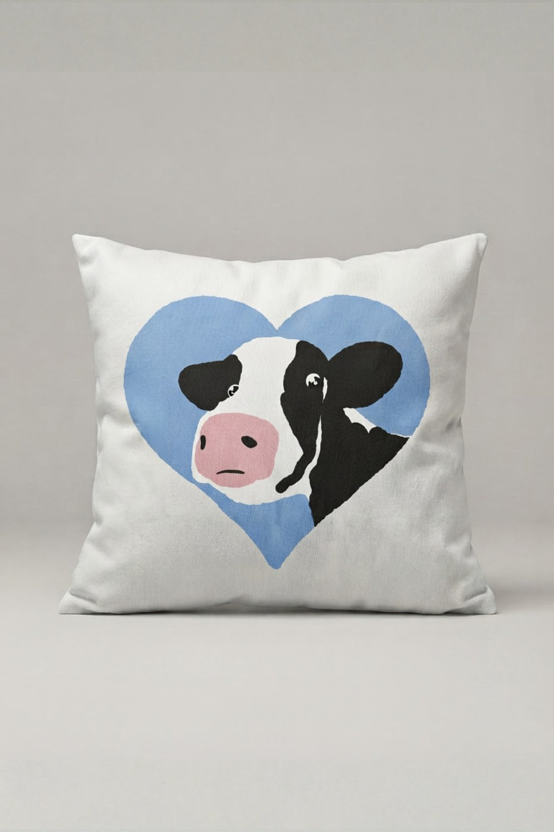 Mavi Kalp İçinde İnek Desenli Kırlent Kılıfı 140 – Cow Love Tasarım 45x45 cm ürün görseli 1