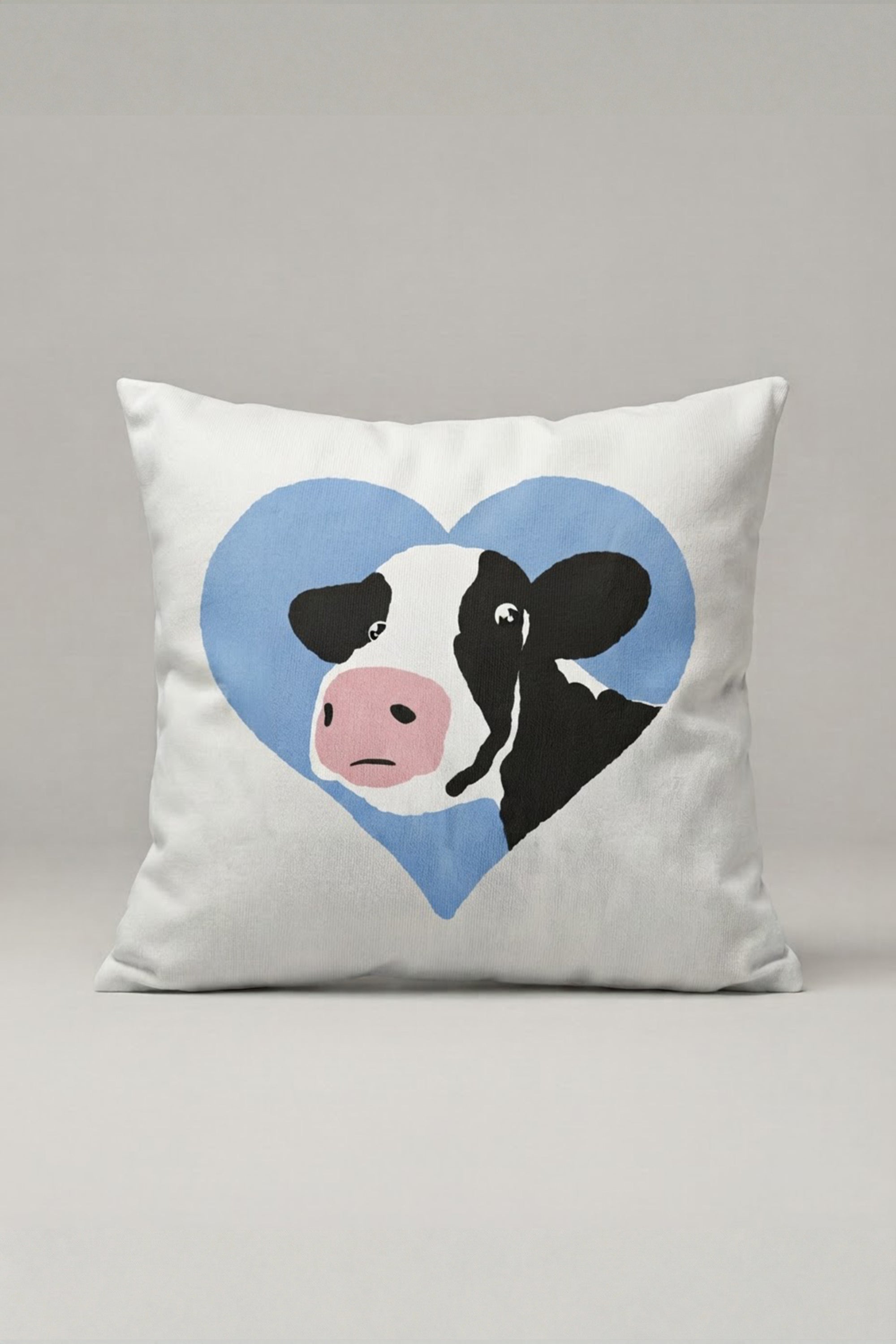 Mavi Kalp İçinde İnek Desenli Kırlent Kılıfı 140 – Cow Love Tasarım 45x45 cm ürün görseli 1
