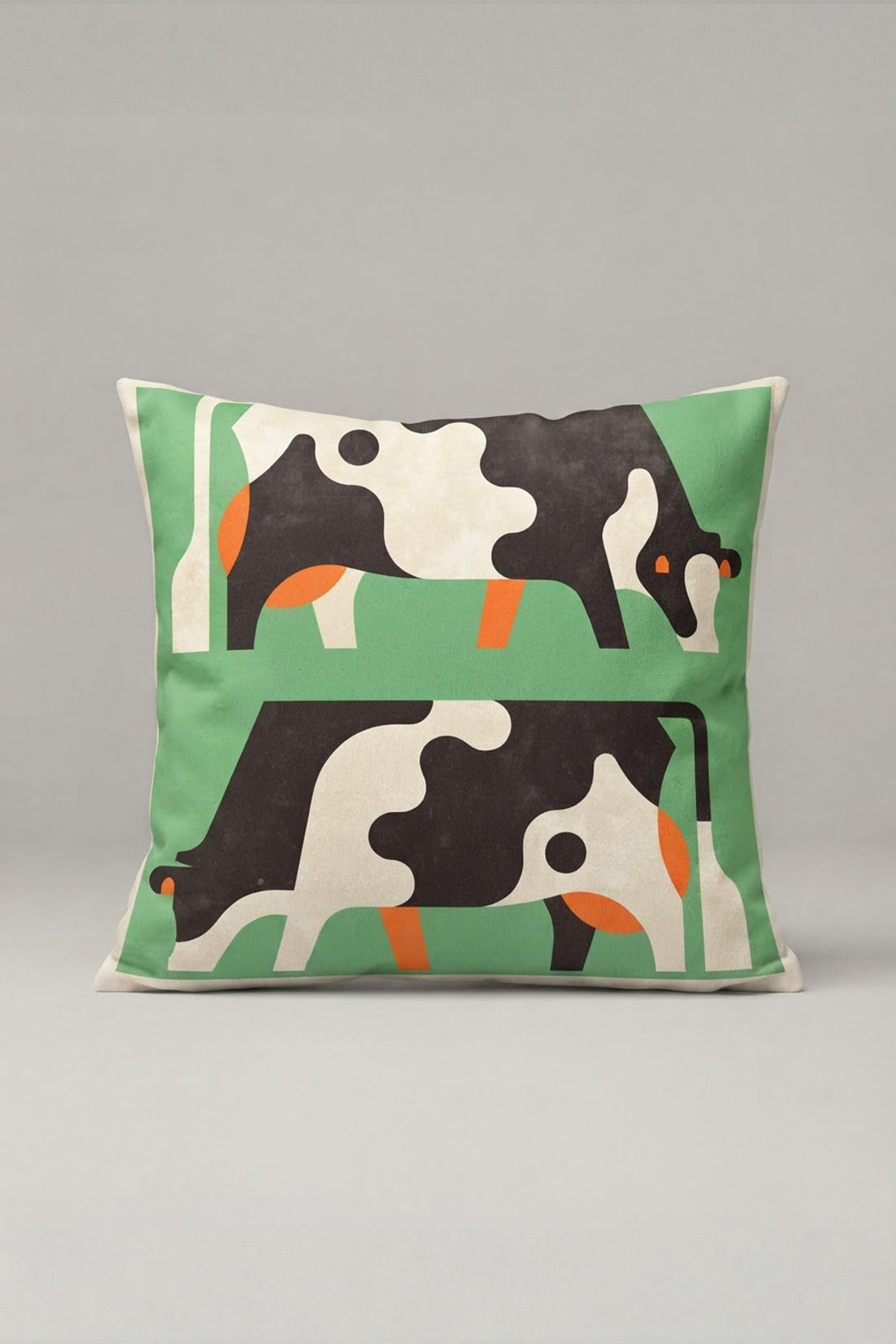Yeşil Zemin İnek Kolajlı Kırlent Kılıfı 155 – Modern Cow Parade Tasarım 45x45 cm ürün görseli 1