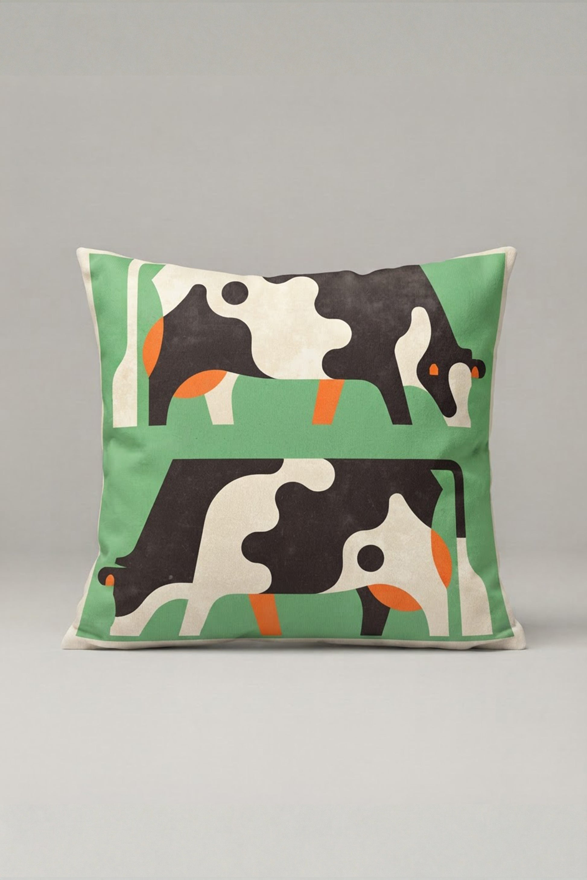 Yeşil Zemin İnek Kolajlı Kırlent Kılıfı 155 – Modern Cow Parade Tasarım 45x45 cm ürün görseli 1