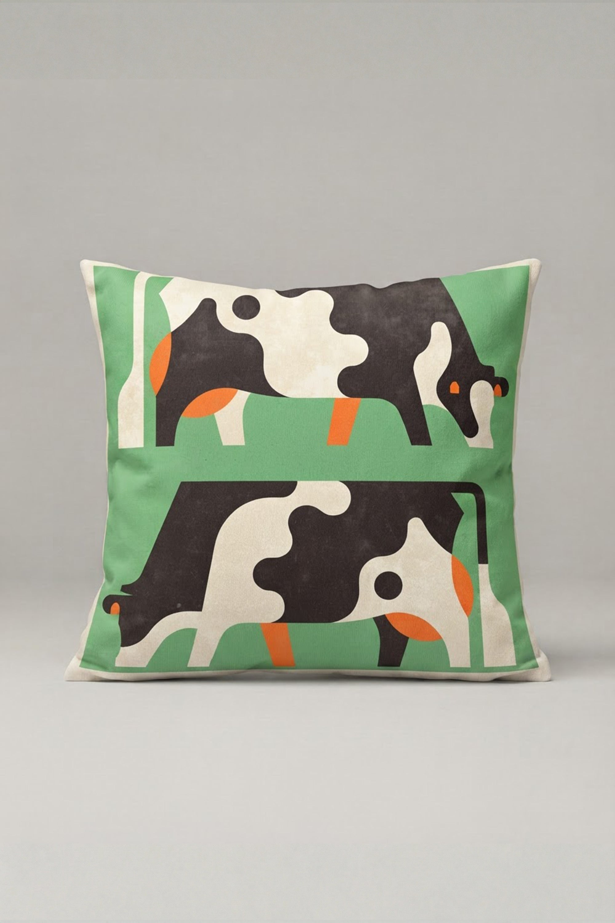 Yeşil Zemin İnek Kolajlı Kırlent Kılıfı 155 – Modern Cow Parade Tasarım 45x45 cm ürün görseli 1