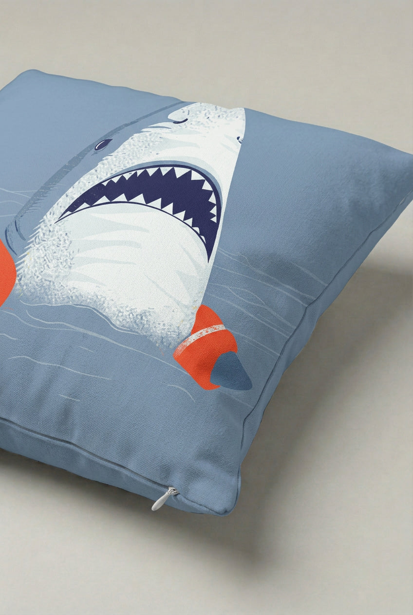 Mavi Zemin Boks Eldivenli Köpek Balığı Desenli Kırlent Kılıfı 160 – Boxing Shark Tasarım 45x45 cm ürün görseli 2