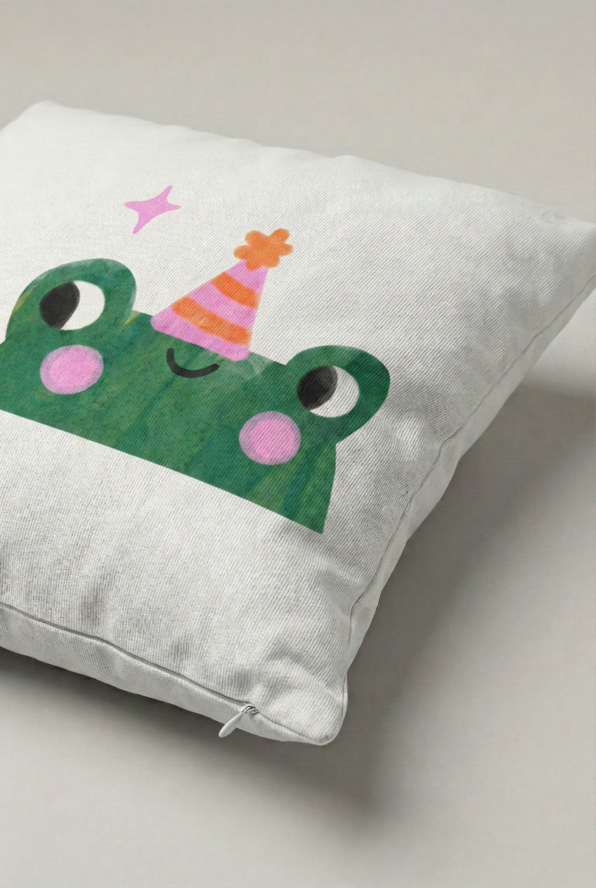 Doğum Günü Pastalı Sevimli Kurbağa Desenli Kırlent Kılıfı 164 – Birthday Frog Tasarım 45x45 cm ürün görseli 2