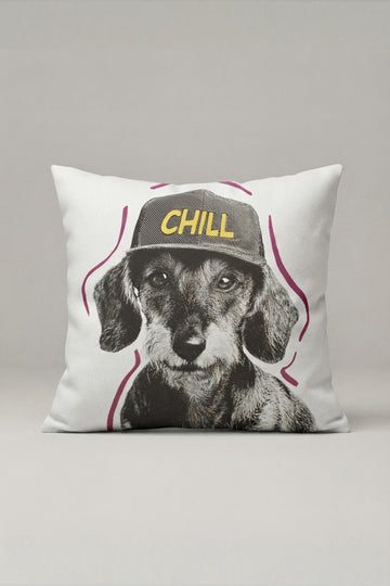 Şapkalı Chill Köpek Desenli Kırlent Kılıfı 170 – Chill Hound Tasarım 45x45 cm ürün görseli 1