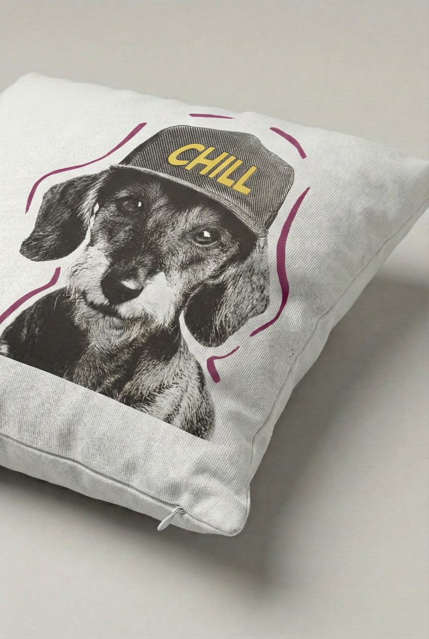 Şapkalı Chill Köpek Desenli Kırlent Kılıfı 170 – Chill Hound Tasarım 45x45 cm ürün görseli 2