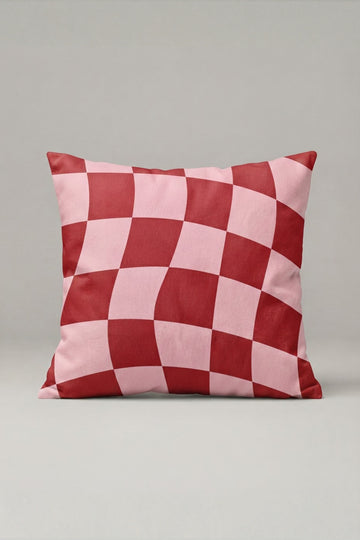 Kırmızı Pembe Dalgalı Dama Desenli Kırlent Kılıfı 171 – Wavy Ruby Checker Tasarım 45x45 cm ürün görseli 1