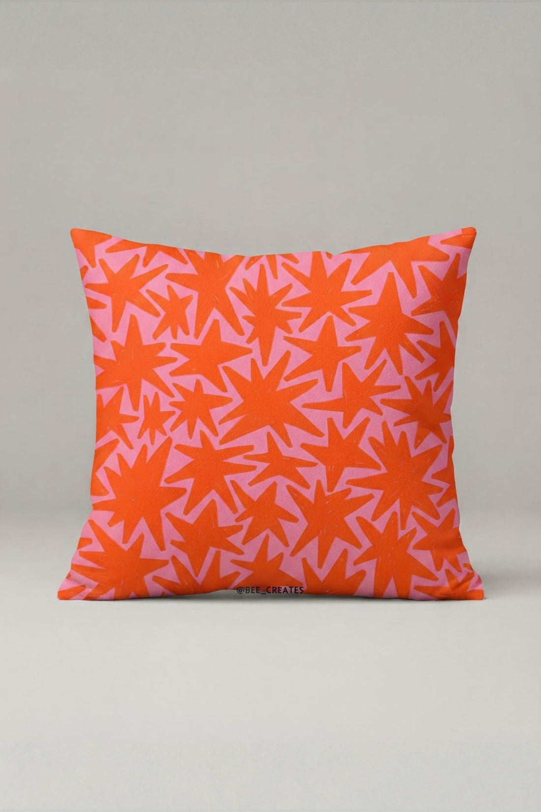 Turuncu Pembe Yıldız Çiçek Desenli Kırlent Kılıfı 203 – Coral Star Bloom Tasarım 45x45 cm ürün görseli 1