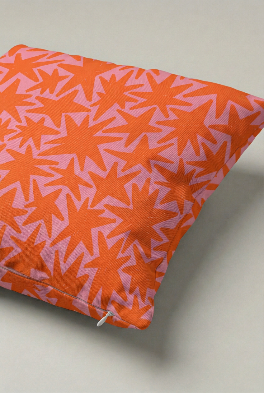 Turuncu Pembe Yıldız Çiçek Desenli Kırlent Kılıfı 203 – Coral Star Bloom Tasarım 45x45 cm ürün görseli 2