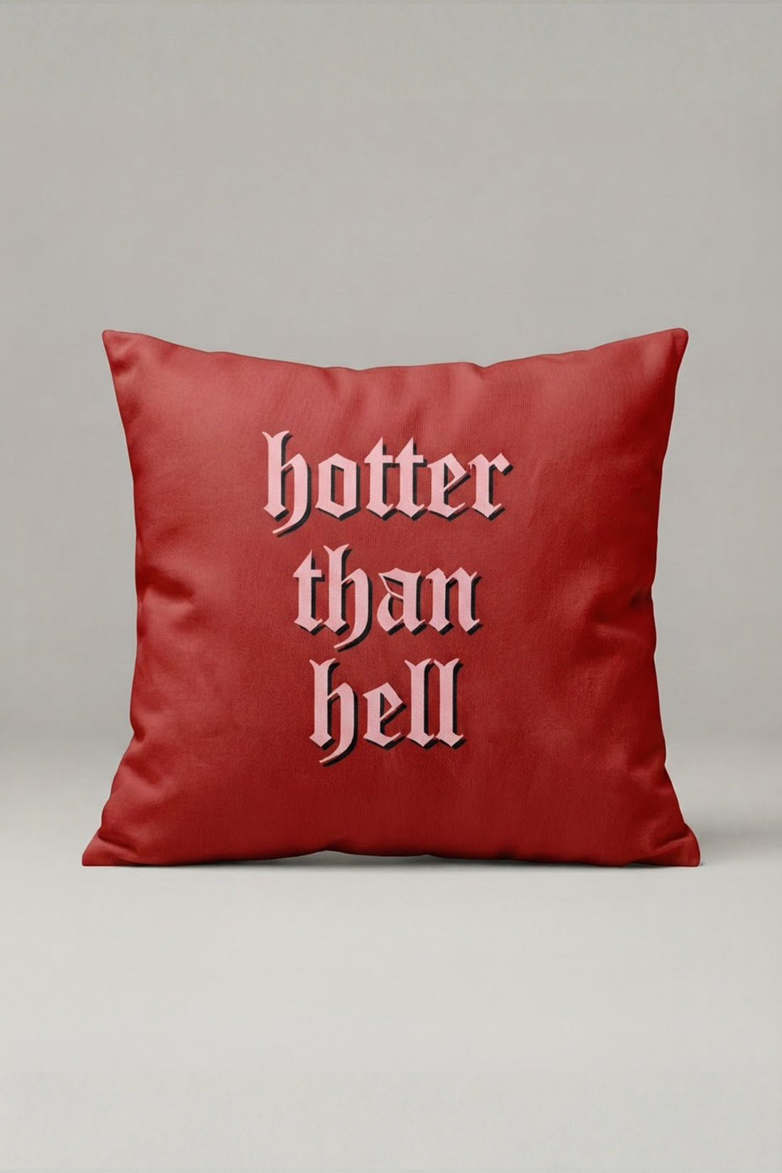 Kırmızı Hotter Than Hell Yazılı Kırlent Kılıfı 214 – Hotter Than Hell Tasarım 45x45 cm ürün görseli 1
