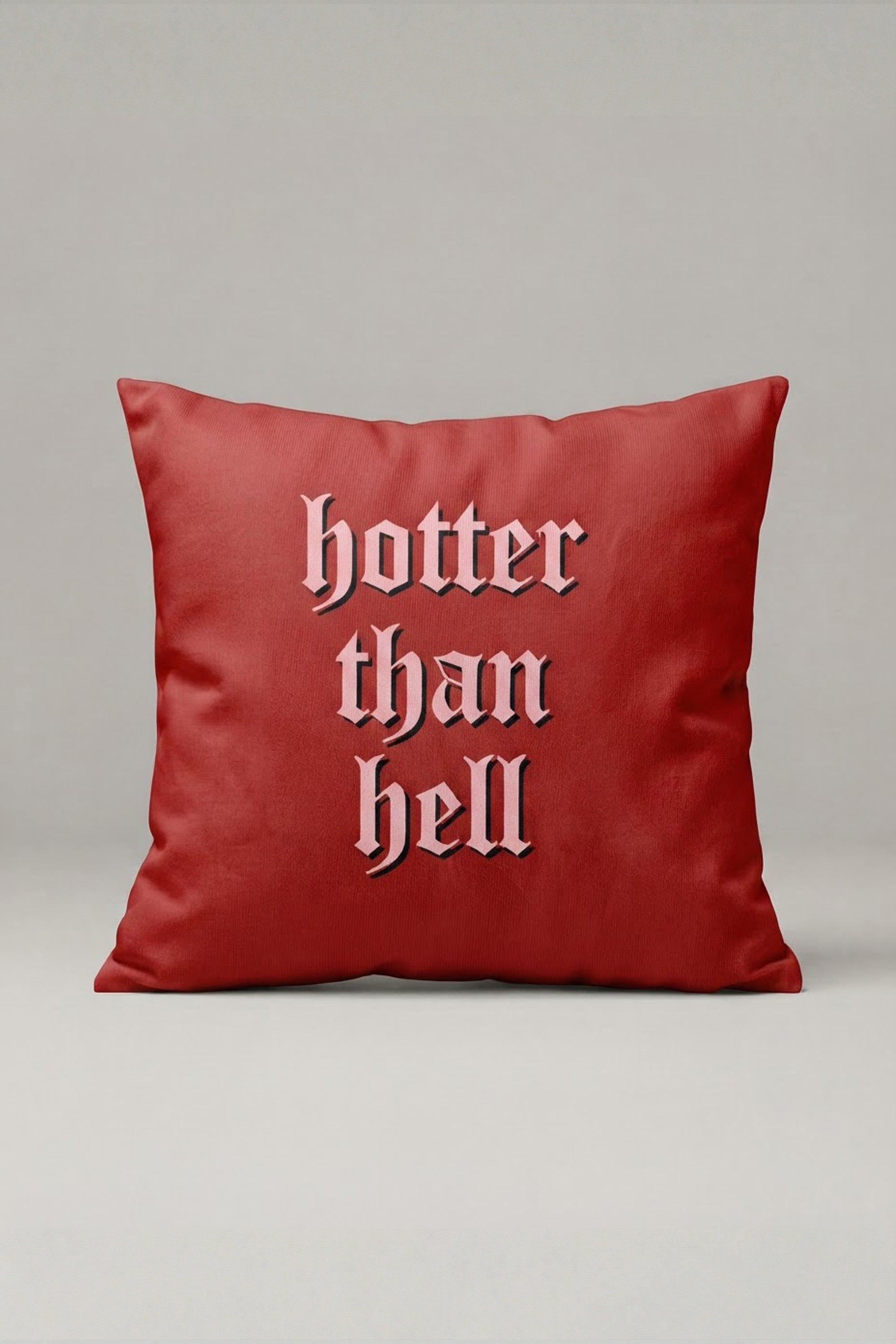 Kırmızı Hotter Than Hell Yazılı Kırlent Kılıfı 214 – Hotter Than Hell Tasarım 45x45 cm ürün görseli 1