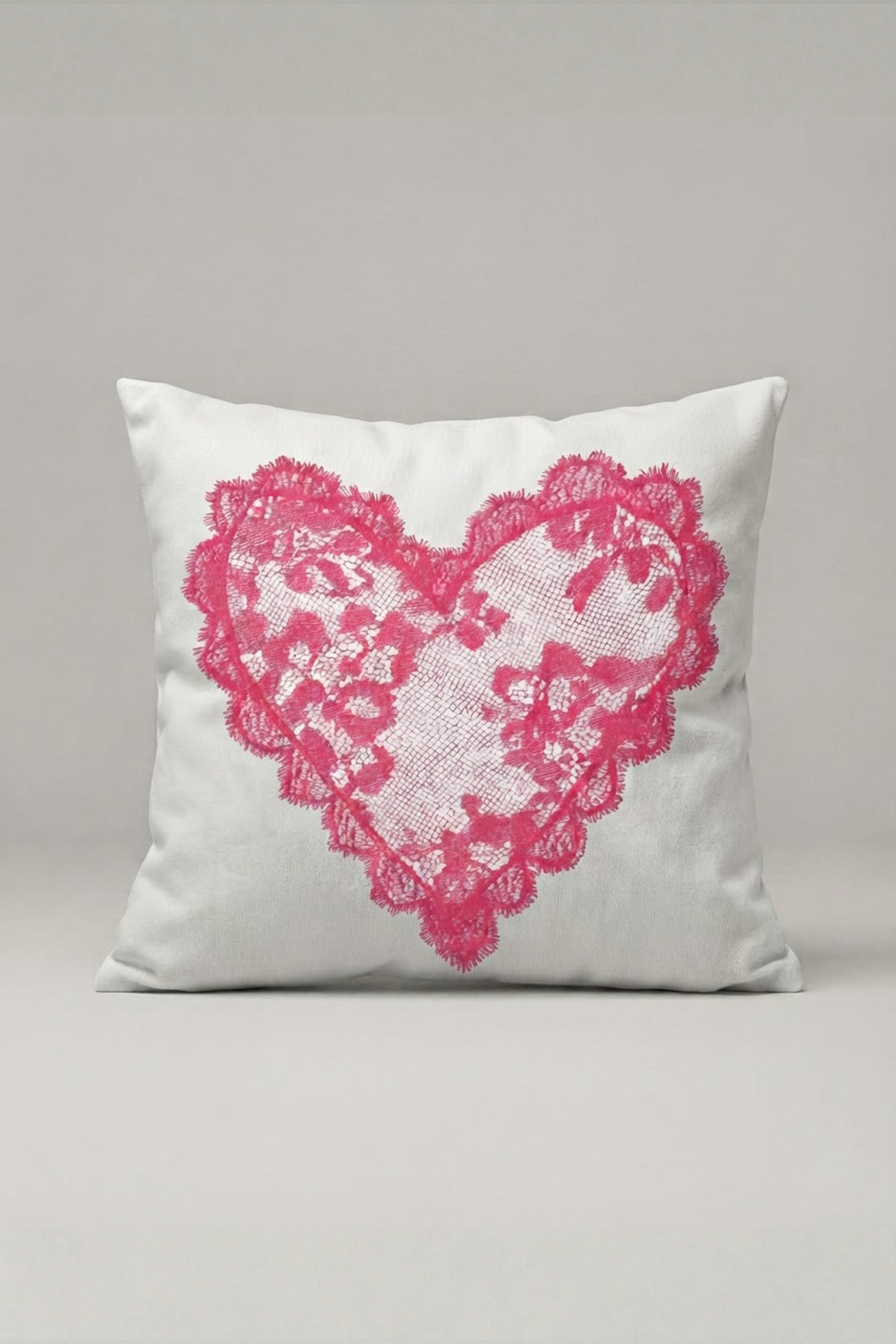 Pembe Dantel Kalp Desenli Kırlent Kılıfı 219 – Lace Heart Tasarım 45x45 cm ürün görseli 1