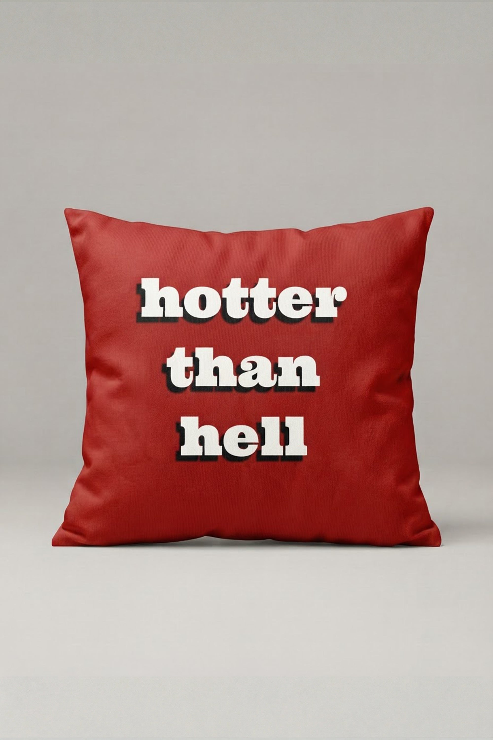 Kırmızı Hotter Than Hell Yazılı Kırlent Kılıfı 234 – Hot Red Statement Tasarım 45x45 cm ürün görseli 1