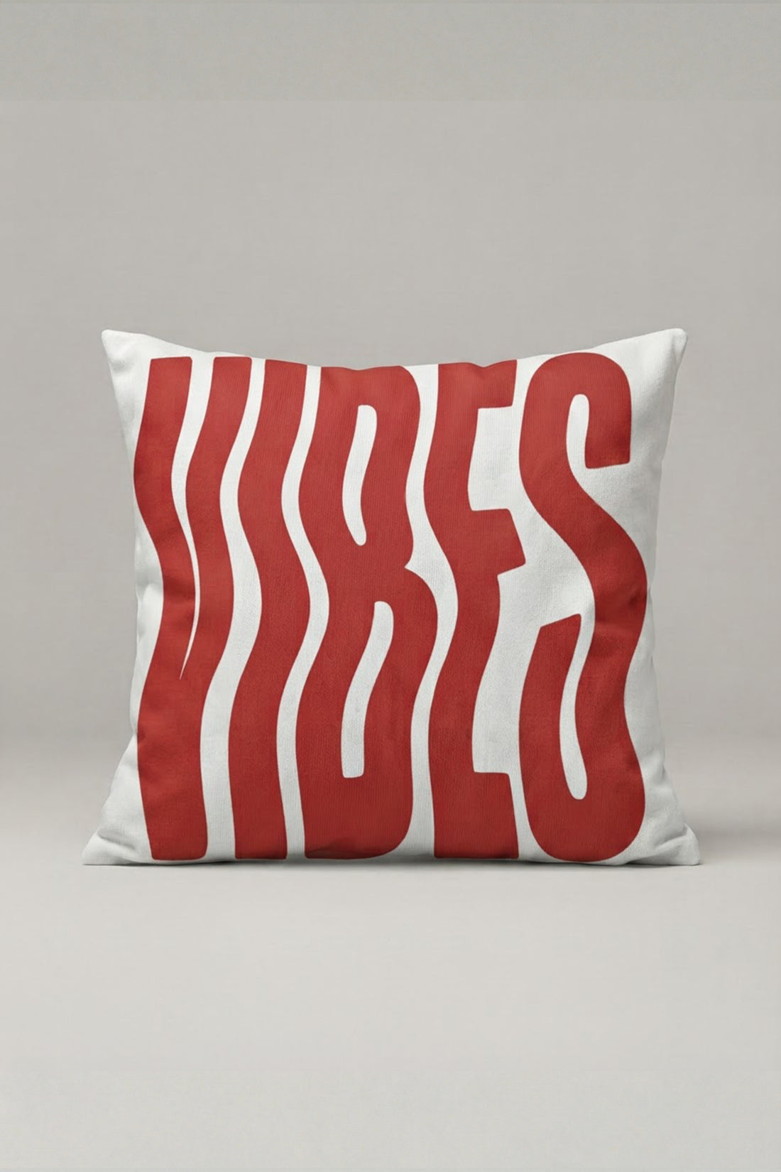 Kırmızı Beyaz Dalgalı Vibes Yazılı Kırlent Kılıfı 235 – Wavy Vibes Tasarım 45x45 cm ürün görseli 1