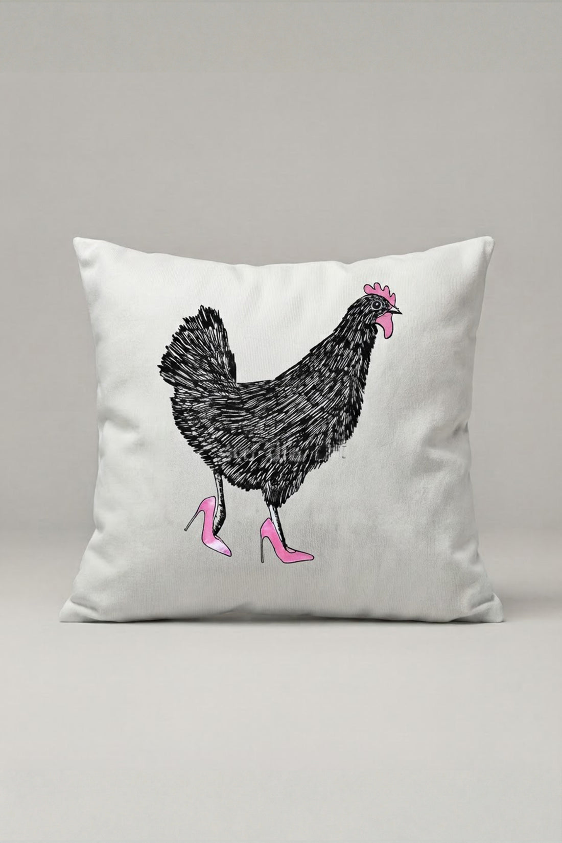 Siyah Tavuk Pembe Çizme Desenli Kırlent Kılıfı 237 – Pink Boots Chicken Tasarım 45x45 cm ürün görseli 1