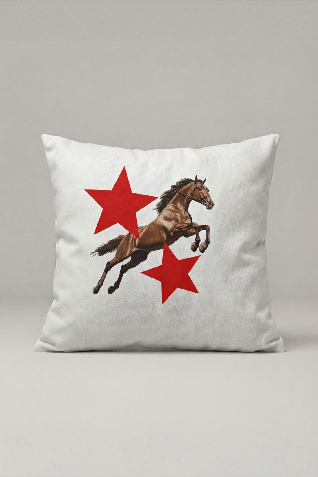 Kırmızı Yıldızlı Koşan At Desenli Kırlent Kılıfı 244 – Star Rider Tasarım 45x45 cm ürün görseli 1