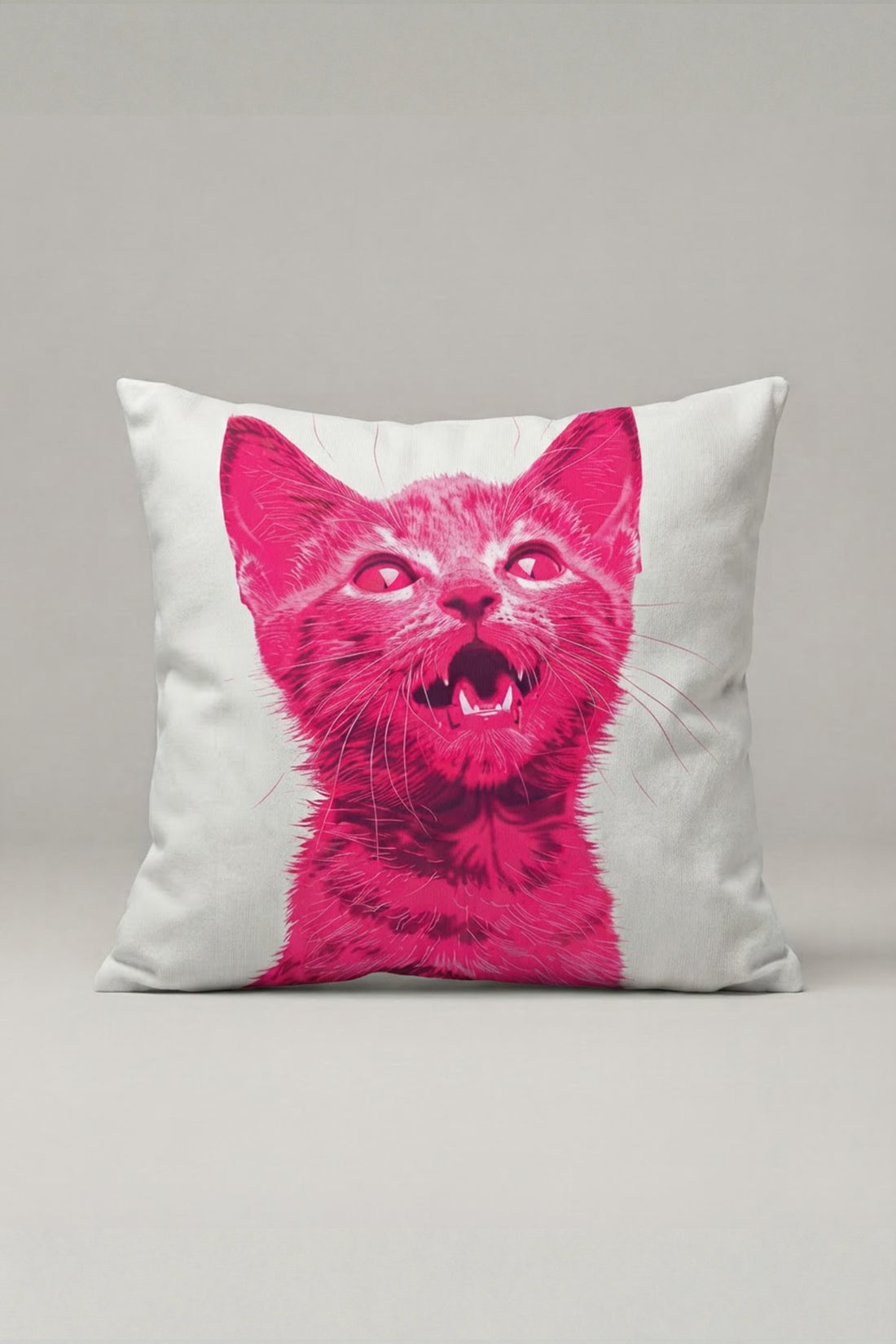 Fuşya Pembe Kedi Portreli Kırlent Kılıfı 247 – Pink Wild Cat Tasarım 45x45 cm ürün görseli 1