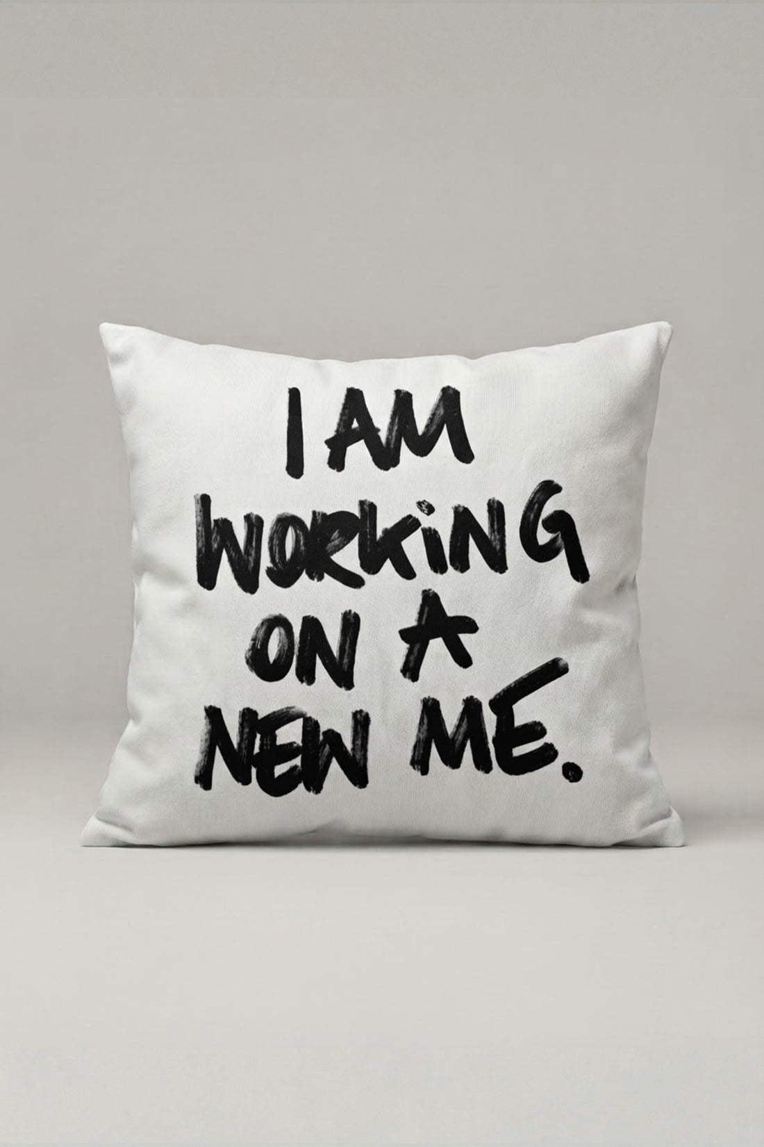 I Am Working On A New Me Yazılı Kırlent Kılıfı 257 – New Me Tasarım 45x45 cm ürün görseli 1