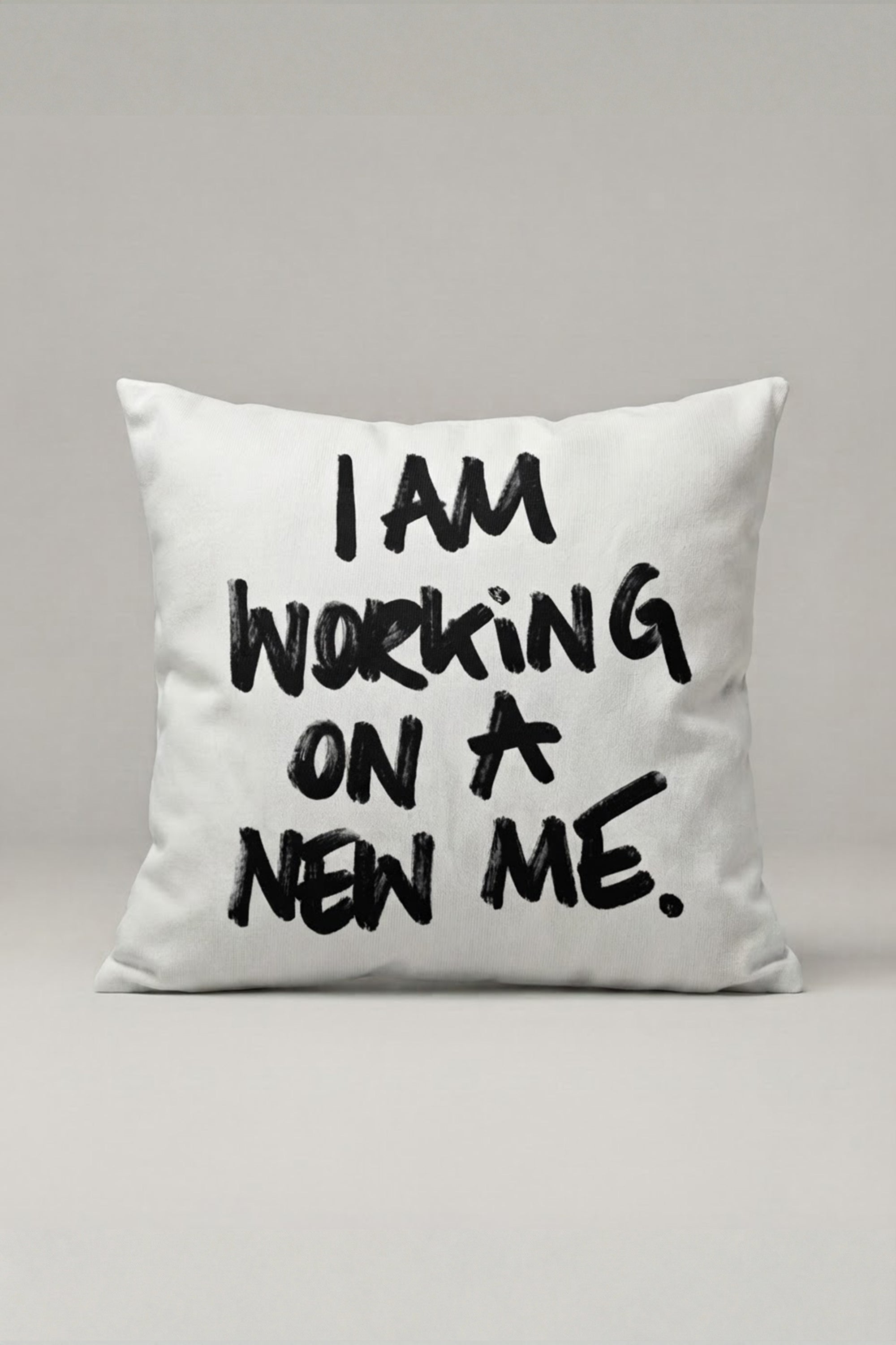 I Am Working On A New Me Yazılı Kırlent Kılıfı 257 – New Me Tasarım 45x45 cm ürün görseli 1